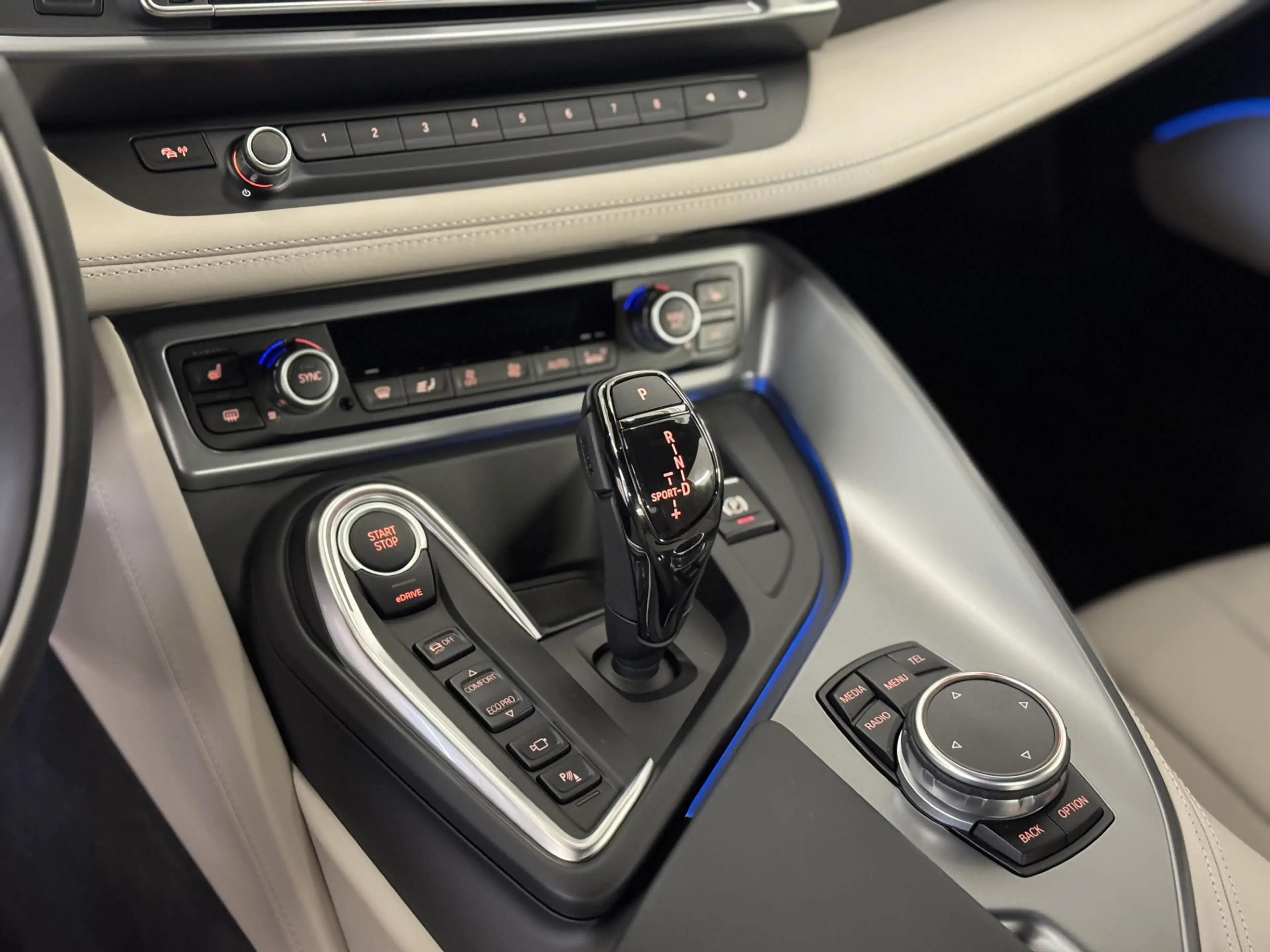 BMW i8 *Sammlerzustand / Neuwertig* — photo 12