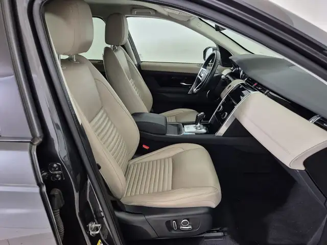 Land Rover Discovery Sport view 3
