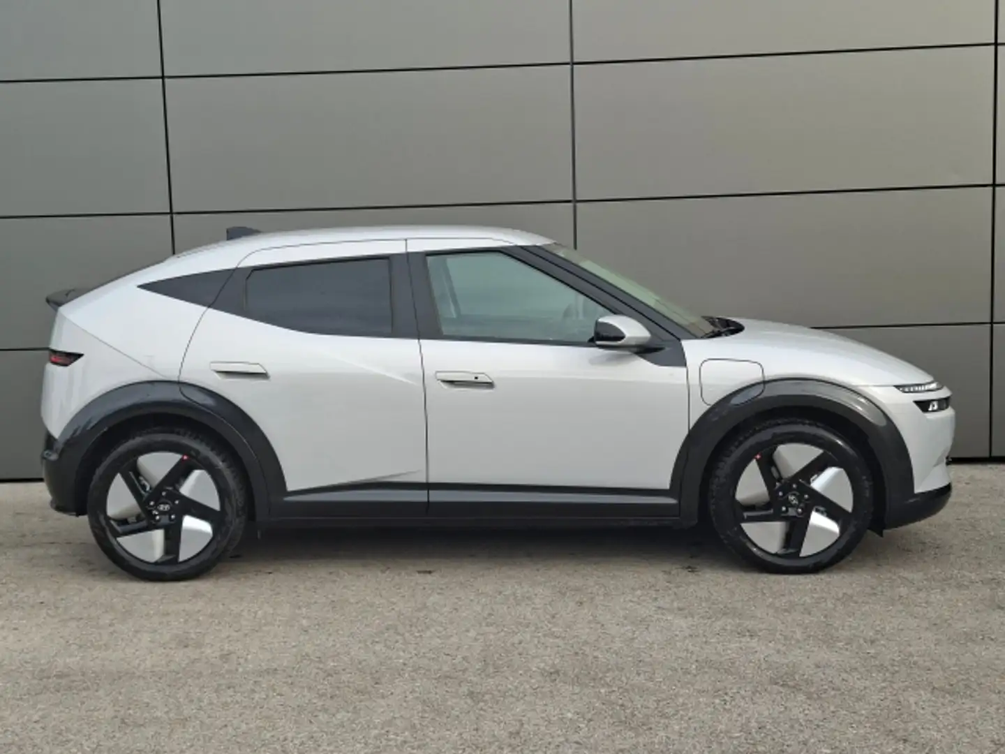 Hyundai IONIQ 3 TREND 61 kWh Silber - 2