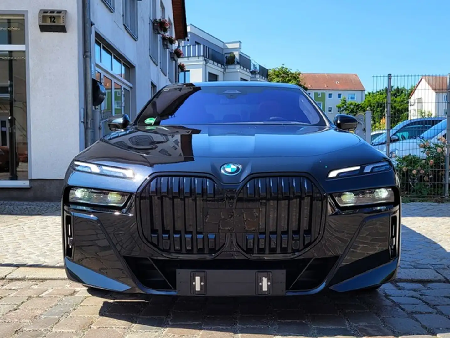 BMW i7 xDrive 60 M Sport THEATRE SCREEN HUD B&W SKY Noir - 2