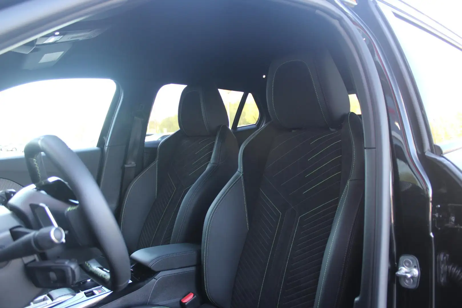 Peugeot 2008 1.2 130PK AUTOMAAT GT PACK | ELEKTRISCH BEDIENBARE Zwart - 2