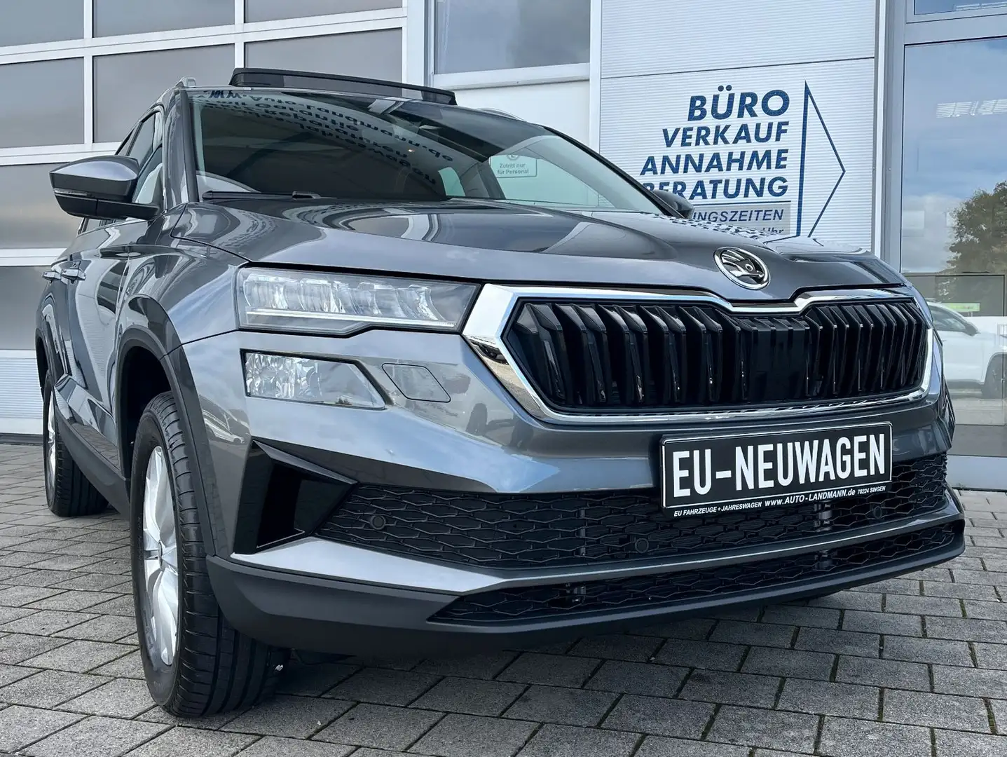 Skoda Karoq 1.5 TSI DSG Selection PANO KAM AHK 5JGAR Grau - 1