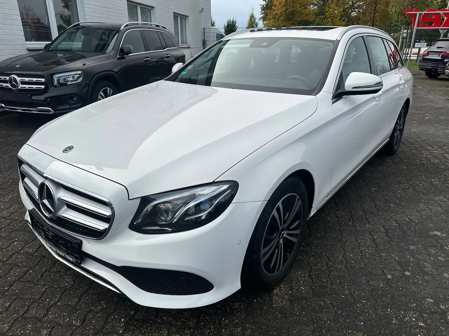 Mercedes-Benz E 220 d T AVANTGARDE 9G LED Kamera Schiebedach Weiß - 1
