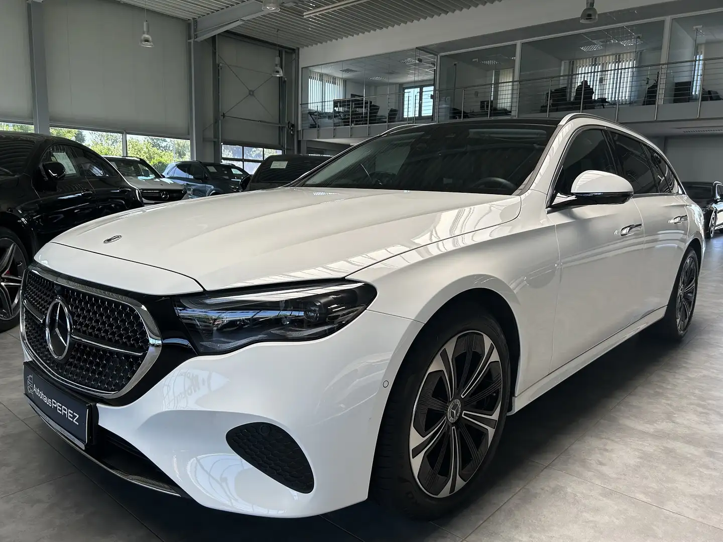 Mercedes-Benz E 300 T de AVANTGARDE AIRMATIC-DISTRONIC-PANO Bianco - 2