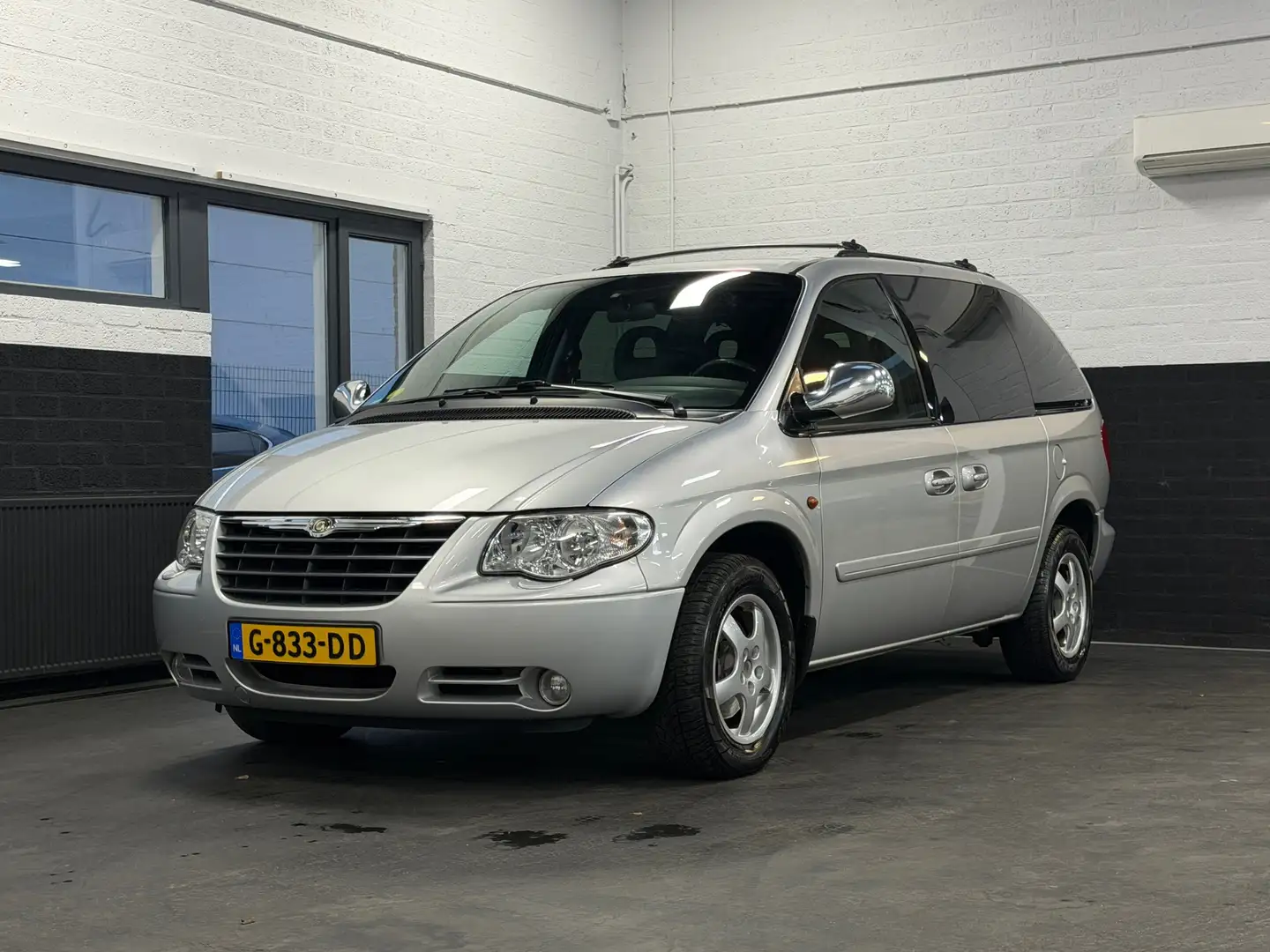 Chrysler Voyager 3.3i V6 SE Luxe | Leder | Automaat | Elektr. Schui Grau - 2