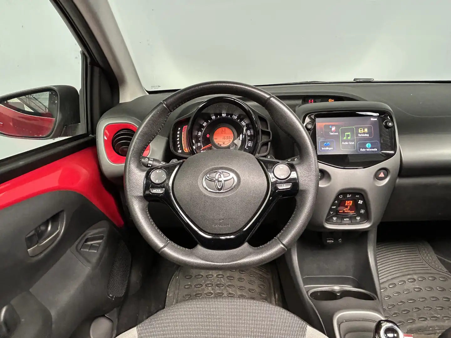 Toyota Aygo 1.0 VVT-i x-play cabrio Automaat|Camera|Clima|Keyl Paars - 2