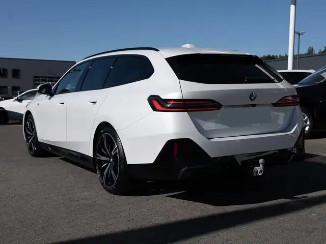 BMW 5 Series view 14