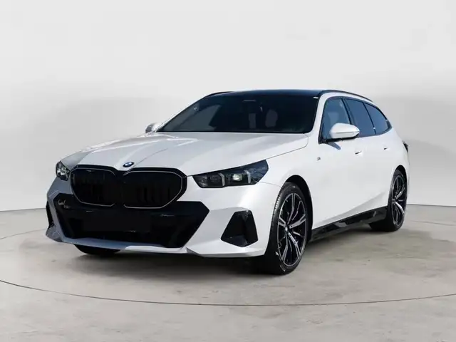 BMW 5 Series view 4