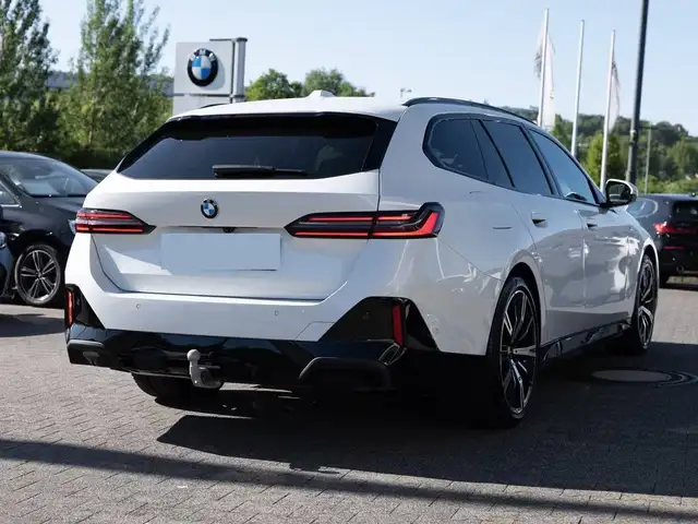 BMW 5 Series view 13