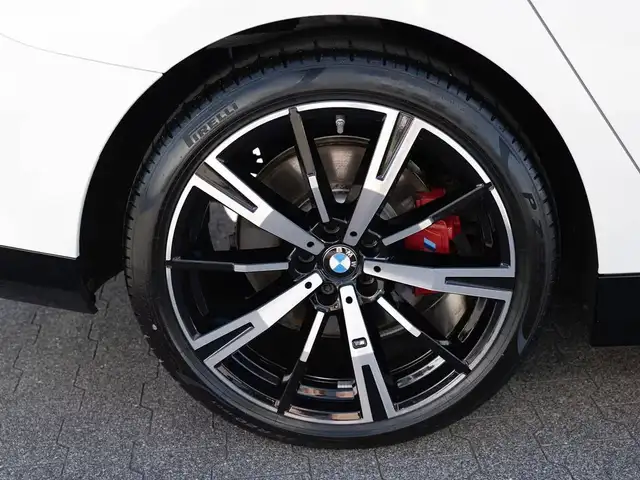 BMW 5 Series view 8