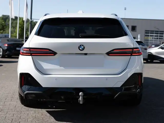 BMW 5 Series view 15