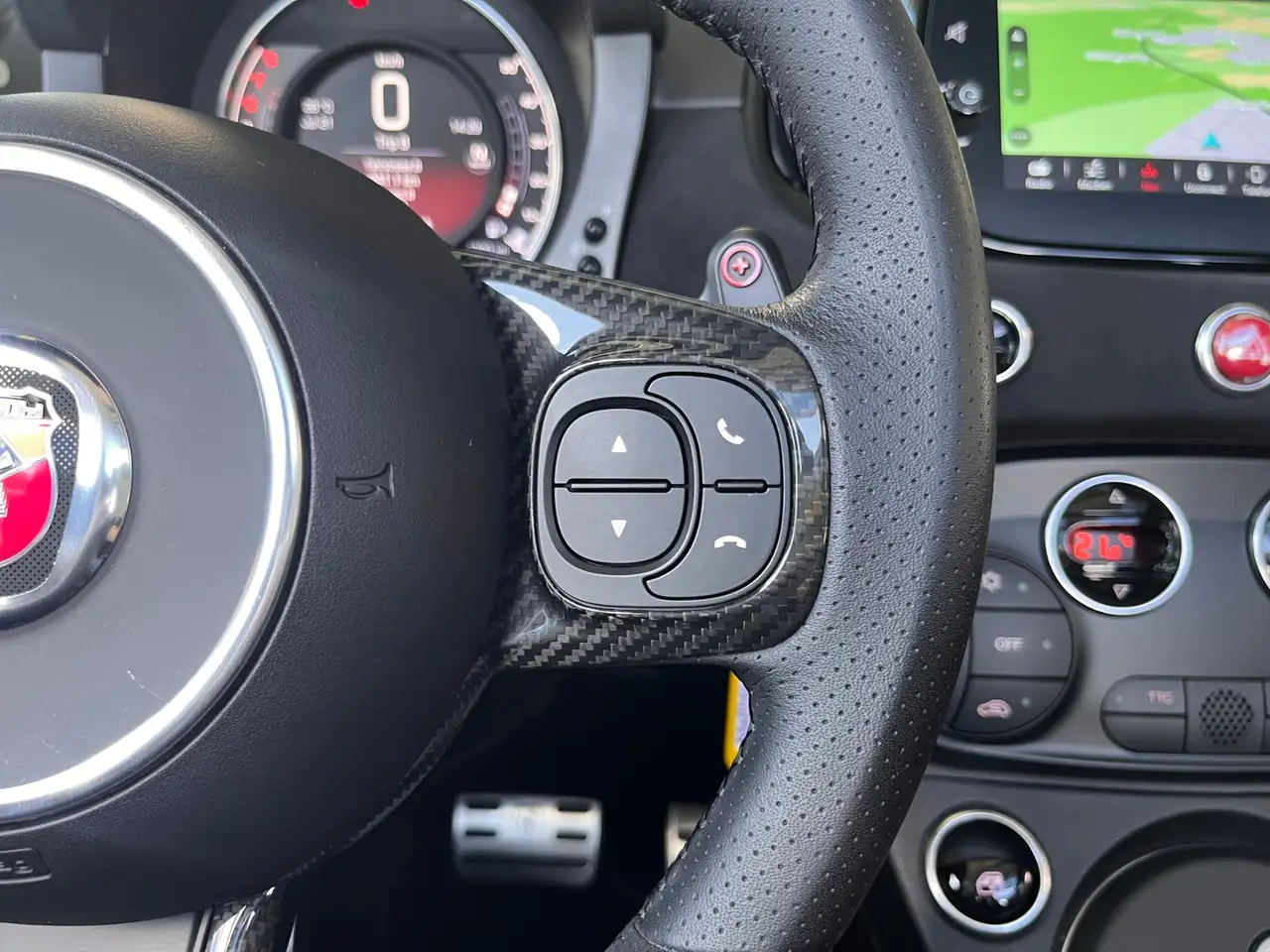 Abarth 695C 2023 — фото 13