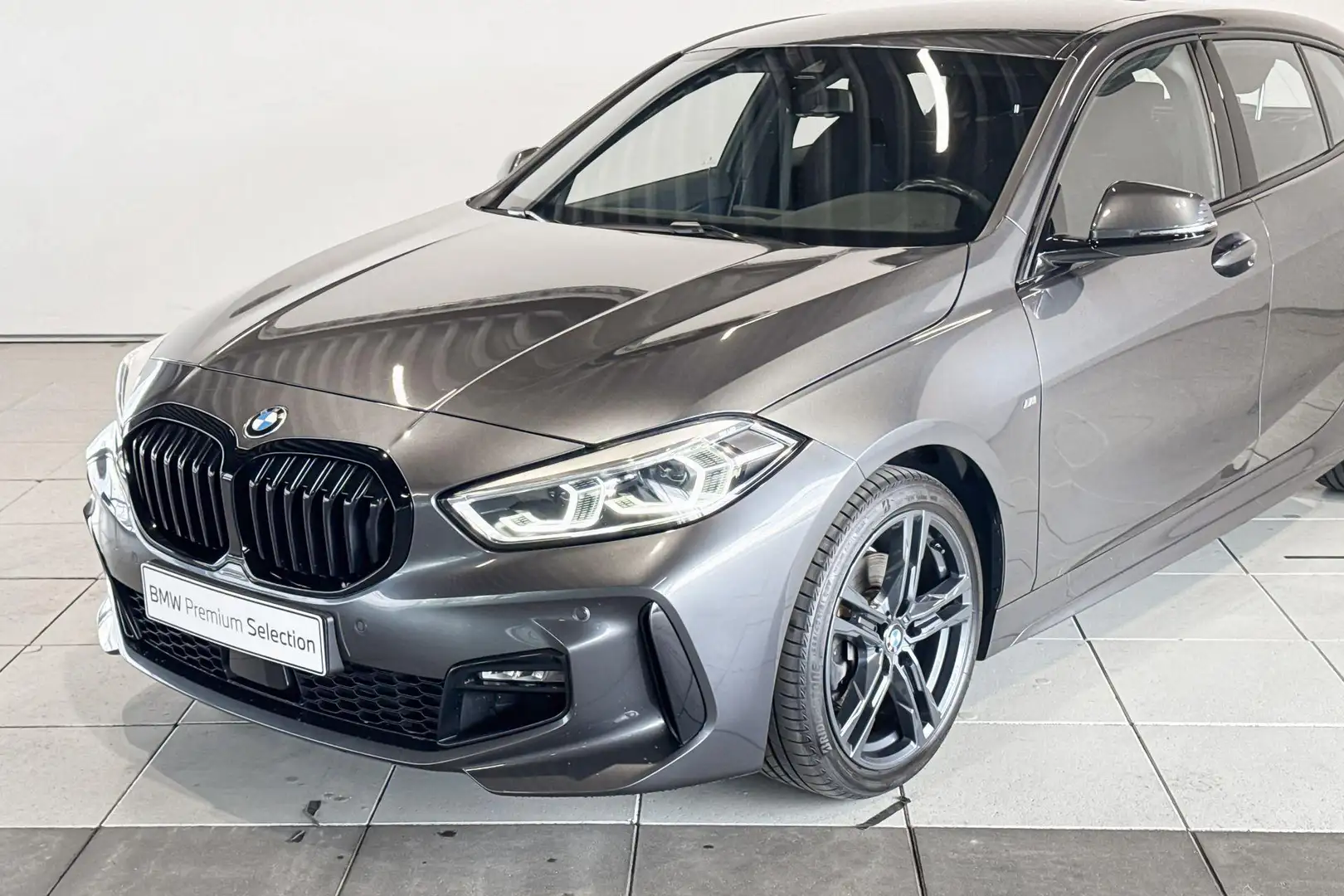 BMW 118 1 Serie 118i Executive Edition Model M Sport Aut. Grijs - 2