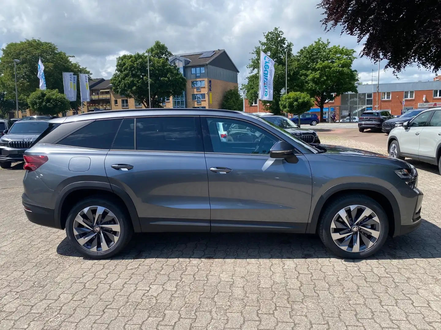 Skoda Kodiaq 2.0TDI 4x4 Sel PANO AHK ACC 7 SITZ 20 Z Grau - 2