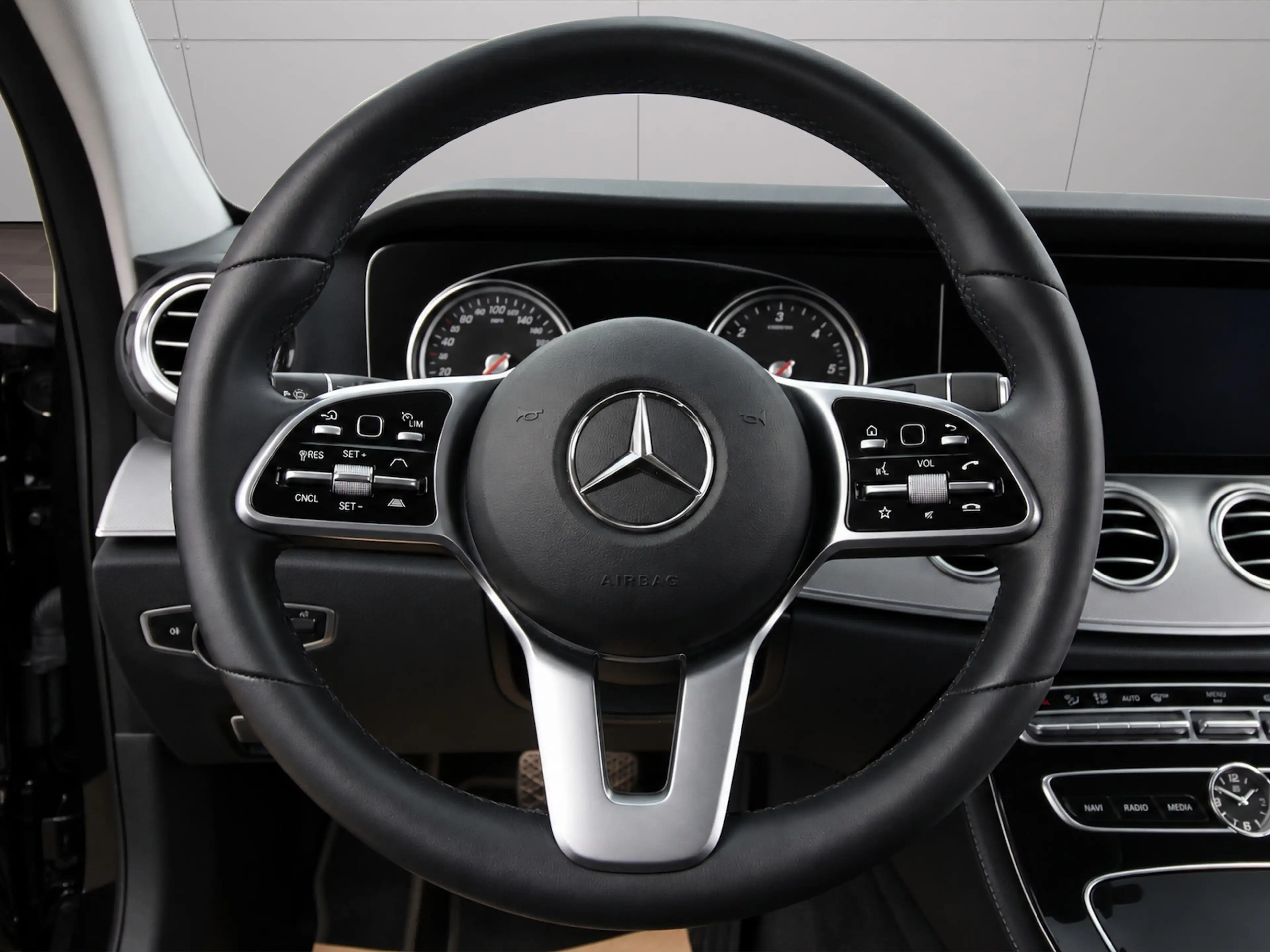 Mercedes-Benz E 220 d Avantgarde NAVI+LED+KAMERA+STANDHEIZUNG — photo 21