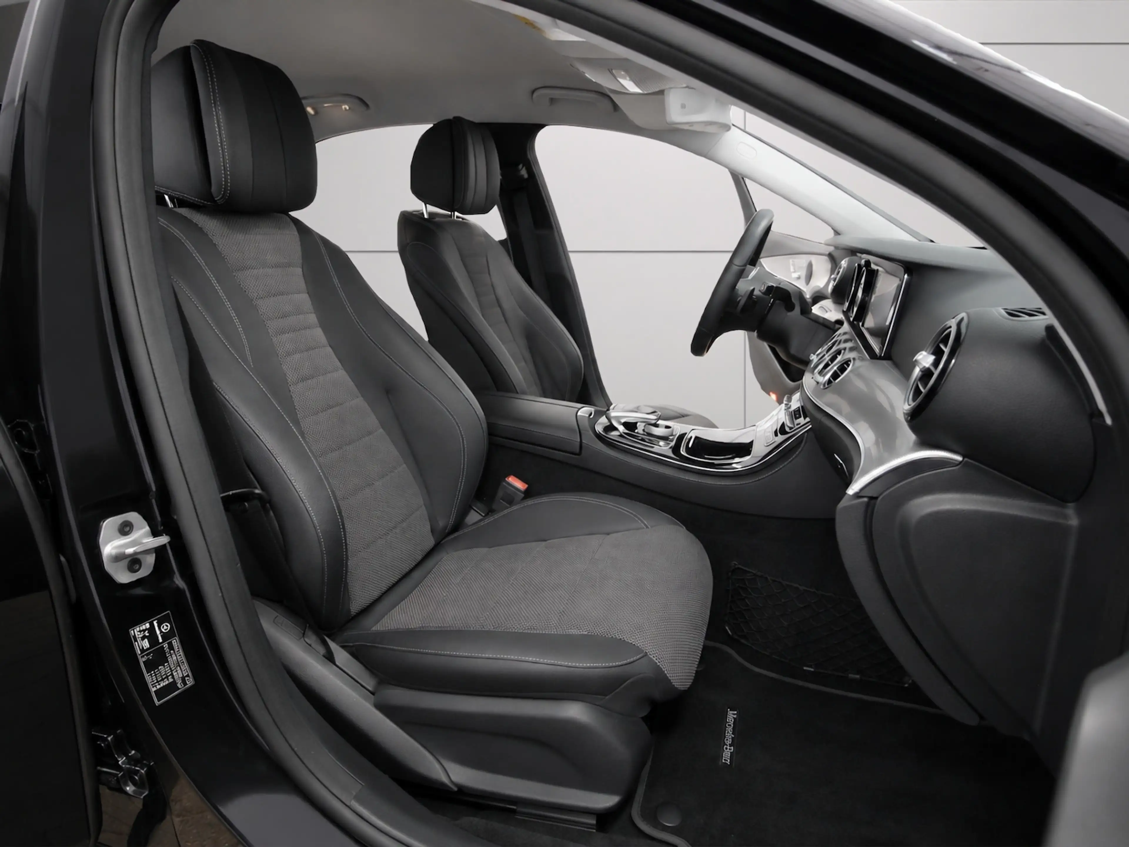 Mercedes-Benz E 220 d Avantgarde NAVI+LED+KAMERA+STANDHEIZUNG — photo 25