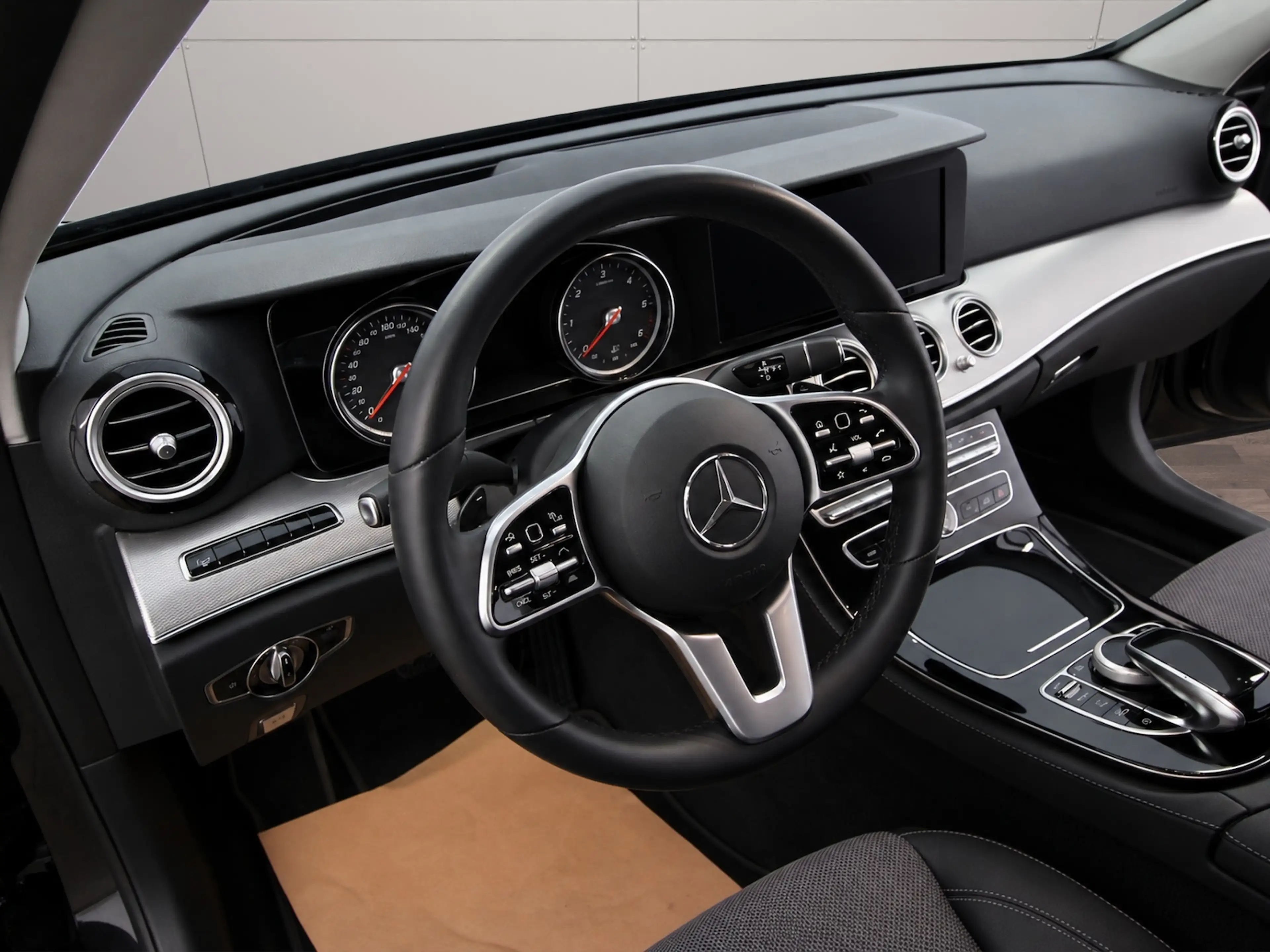 Mercedes-Benz E 220 d Avantgarde NAVI+LED+KAMERA+STANDHEIZUNG — photo 9