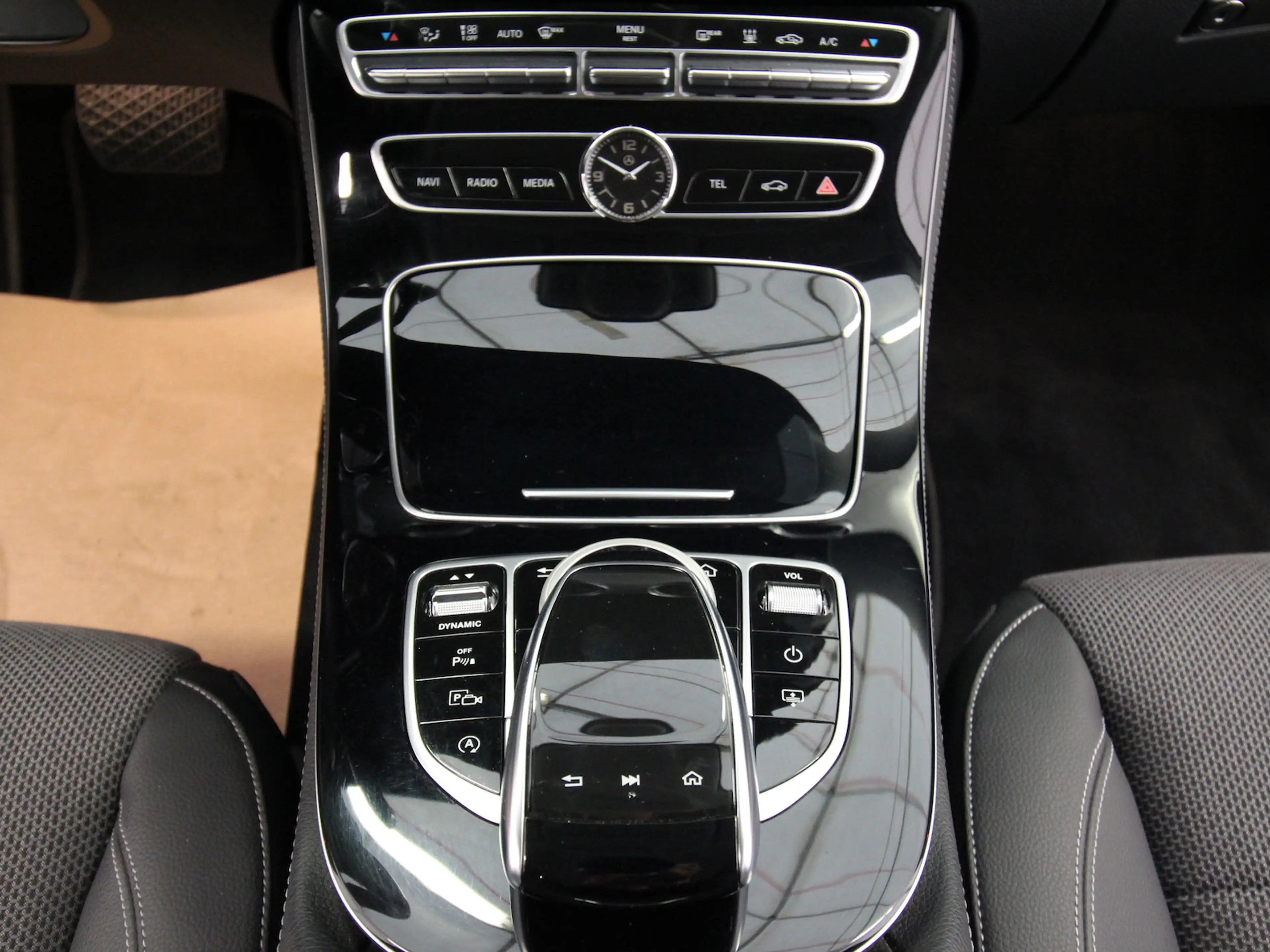 Mercedes-Benz E 220 d Avantgarde NAVI+LED+KAMERA+STANDHEIZUNG — photo 20