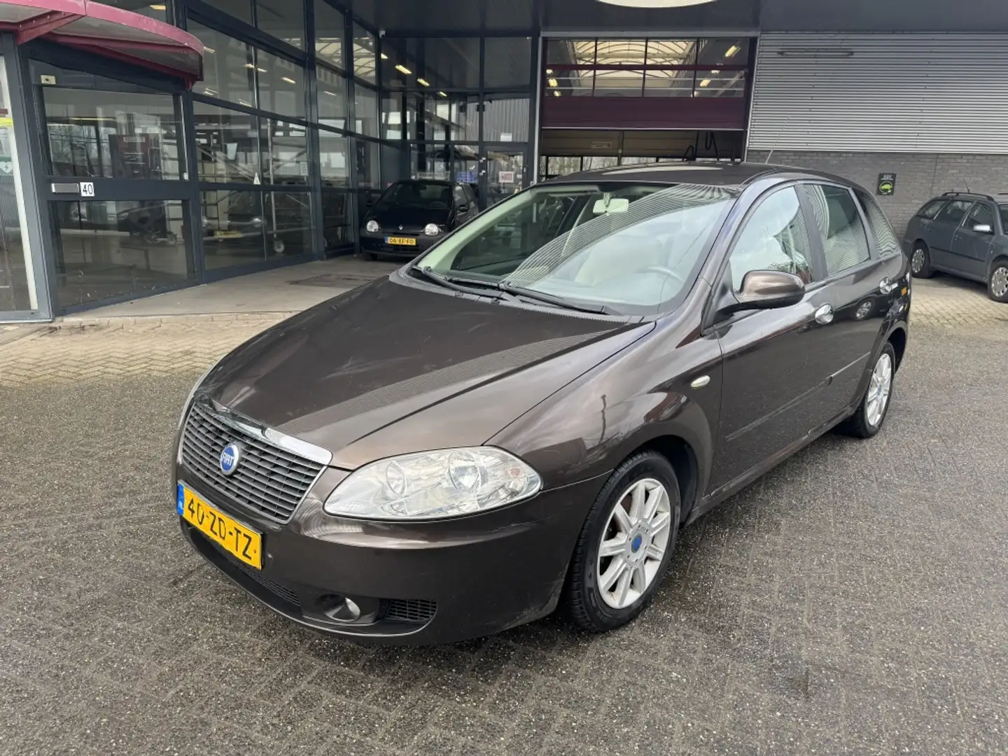 Fiat Croma 2.2-16V Dynamic Marrone - 1