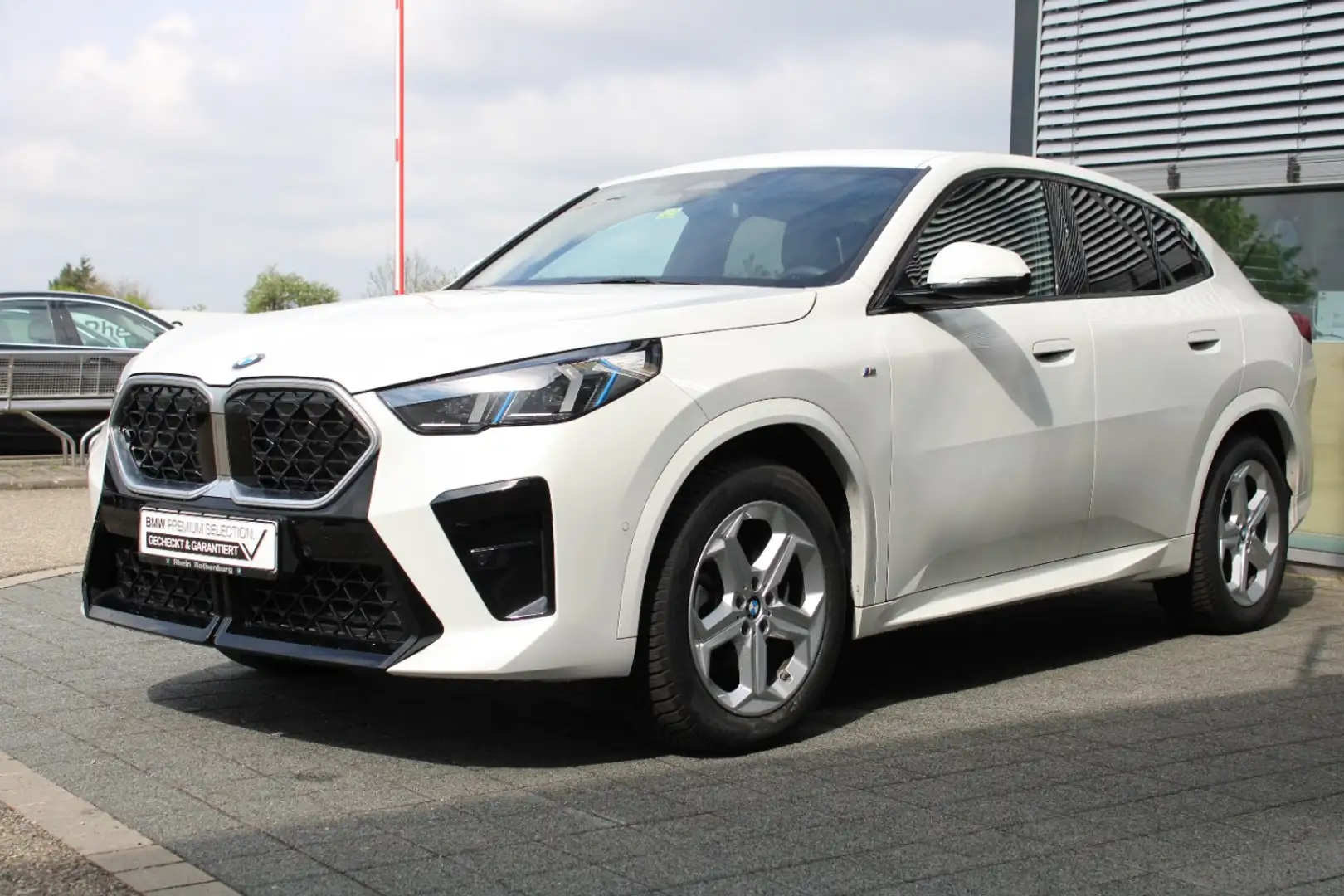BMW X2 sDrive20i M Sport AdLED HeadUp AHK Cam ACC Weiß - 1