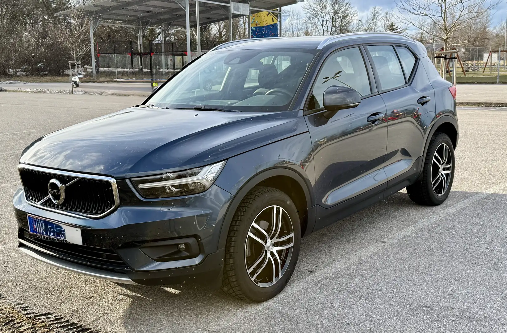 Volvo XC40 T2 Momentum Pro Geartronic Blau - 1