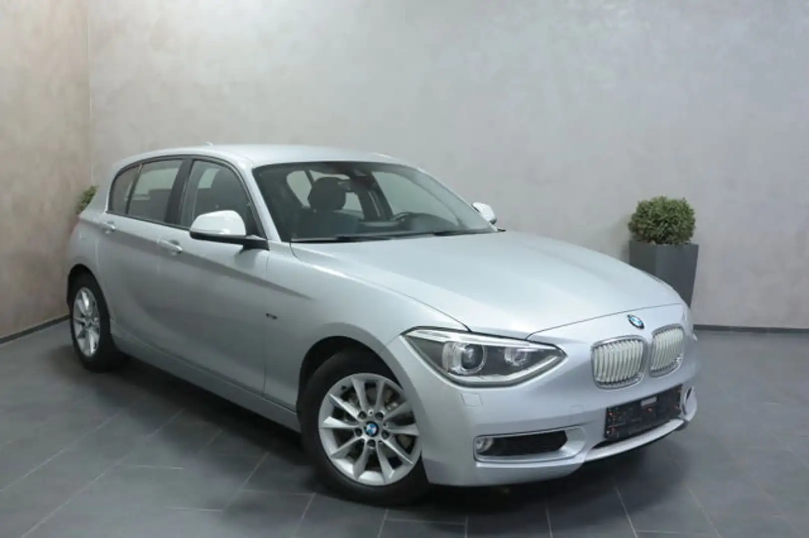 BMW 116 i Lim. Urban Line XENON NAVI TEMP PDC SHZ Gris - 2