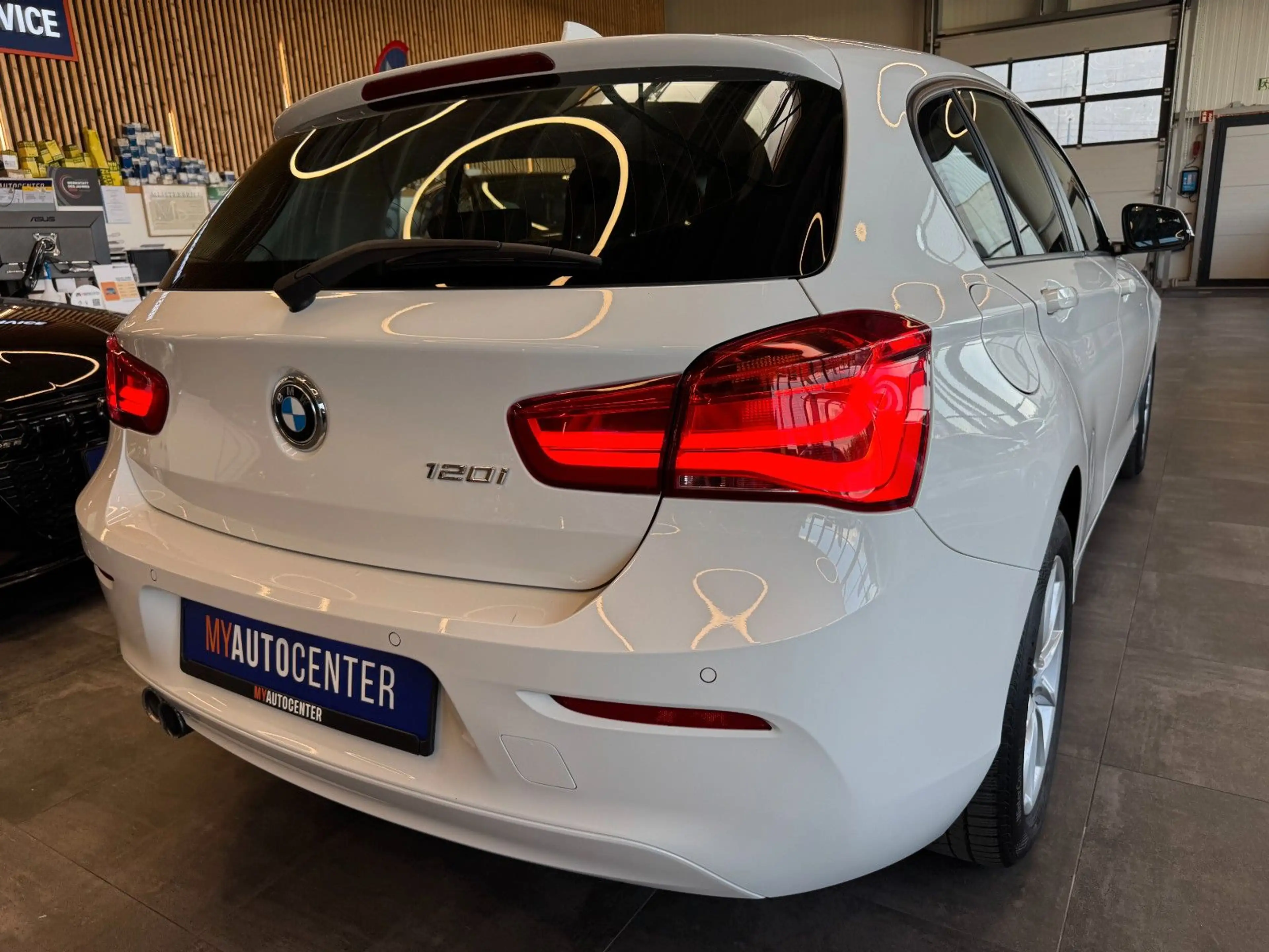 BMW 120 *TEMPO*NAVI*SZHZ*2-ZONEN*PDC*TÜV-3/27* — photo 2