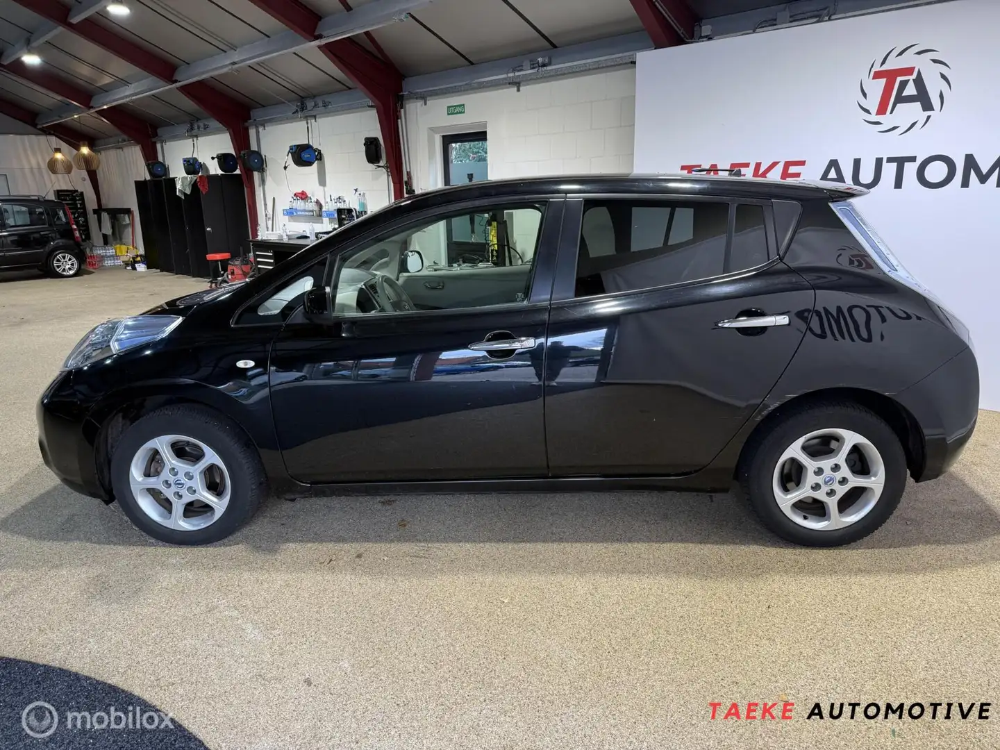 Nissan Leaf Base 24 kWh Aut/Clima/Cruise/Cam/Nap Zwart - 2