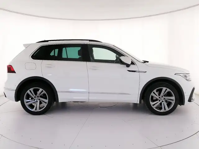 Volkswagen Tiguan view 3