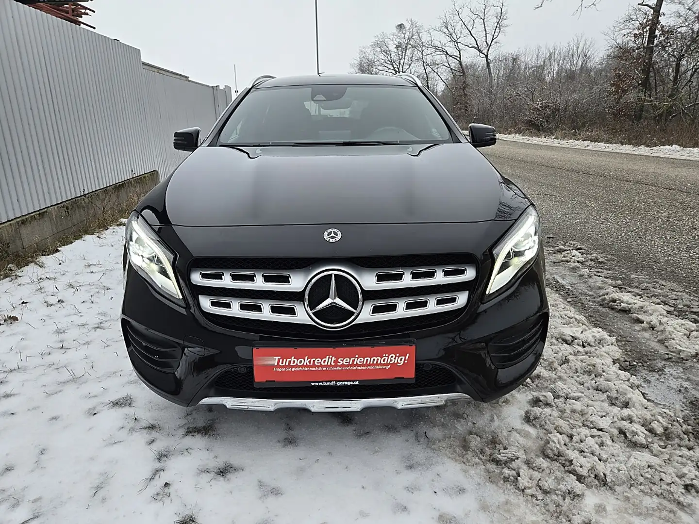 Mercedes-Benz GLA 180 Aut. AMG Line Schwarz - 2