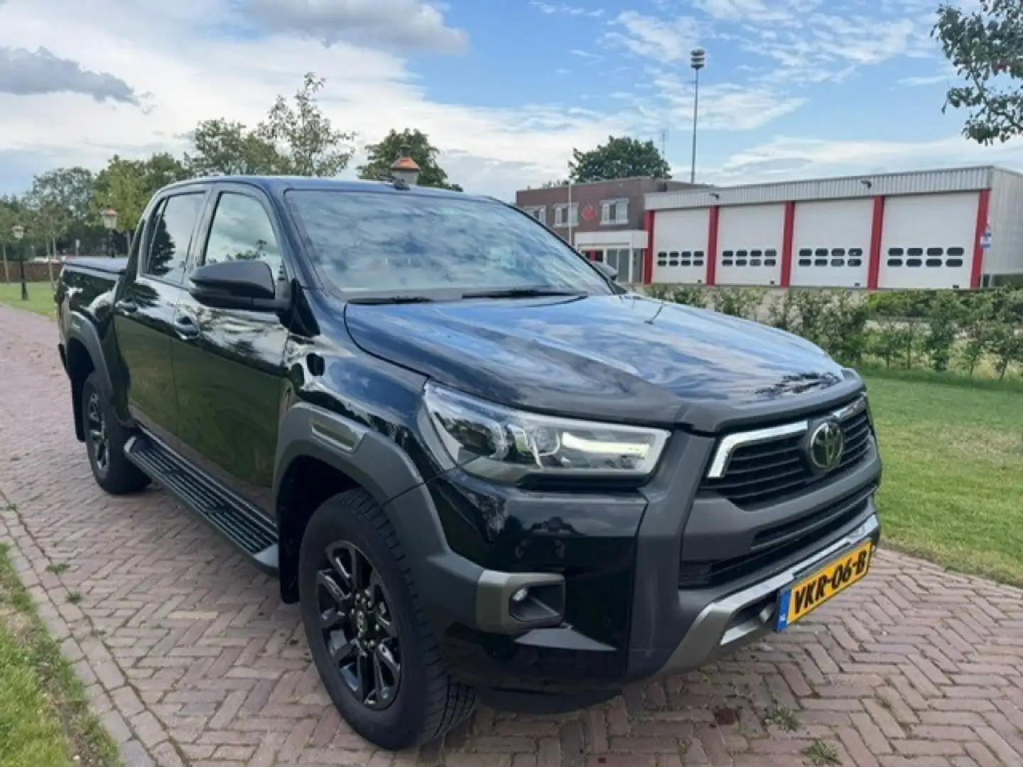 Toyota Hilux 2.8 D-4d-f 4WD 204PK Van 2021 NIEUWE APK AUTOMAAT Zwart - 1