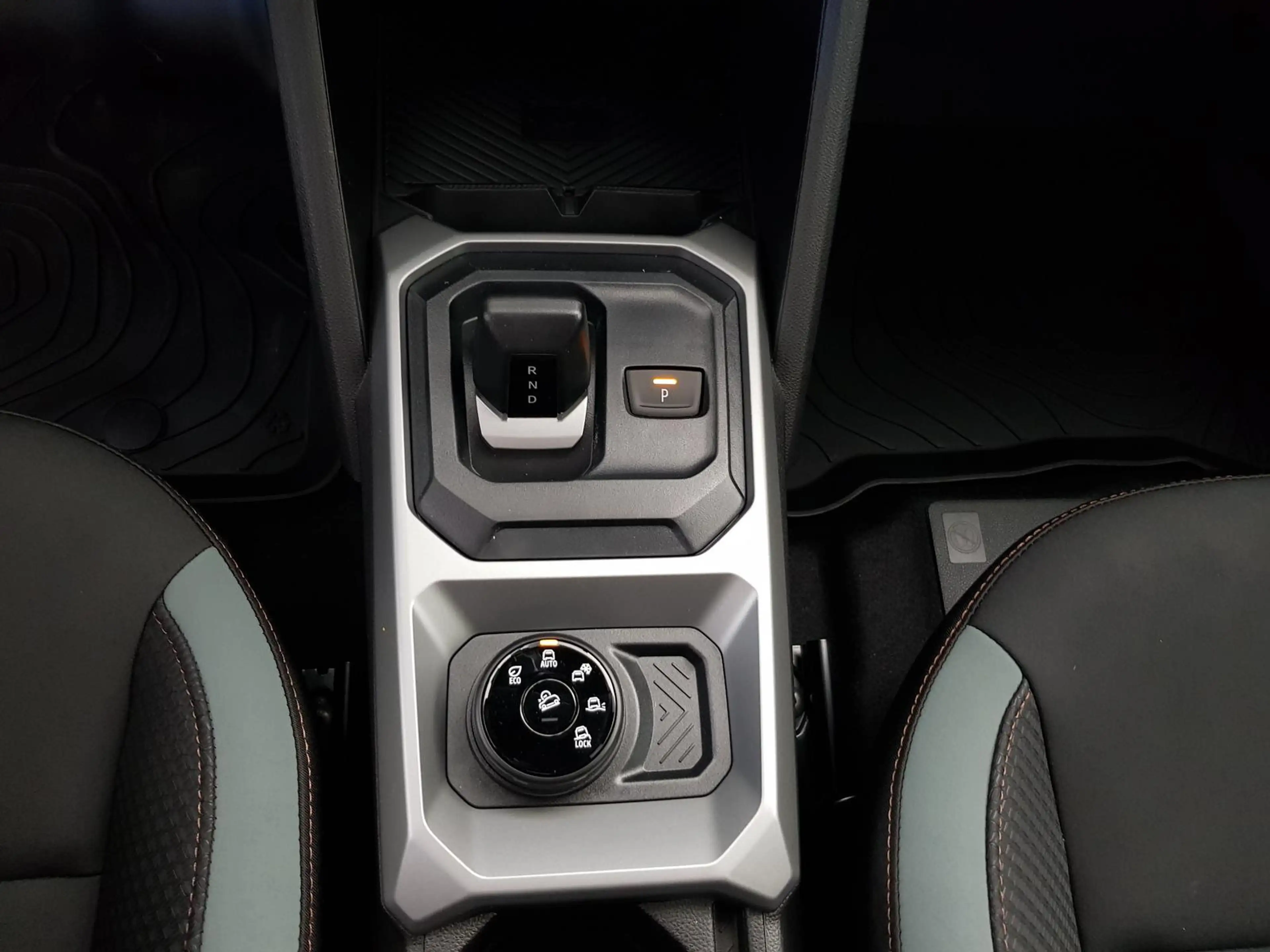 Dacia Duster Hybrid-G 150 4X4 Autom. EXTR. Navi Kamera — photo 14