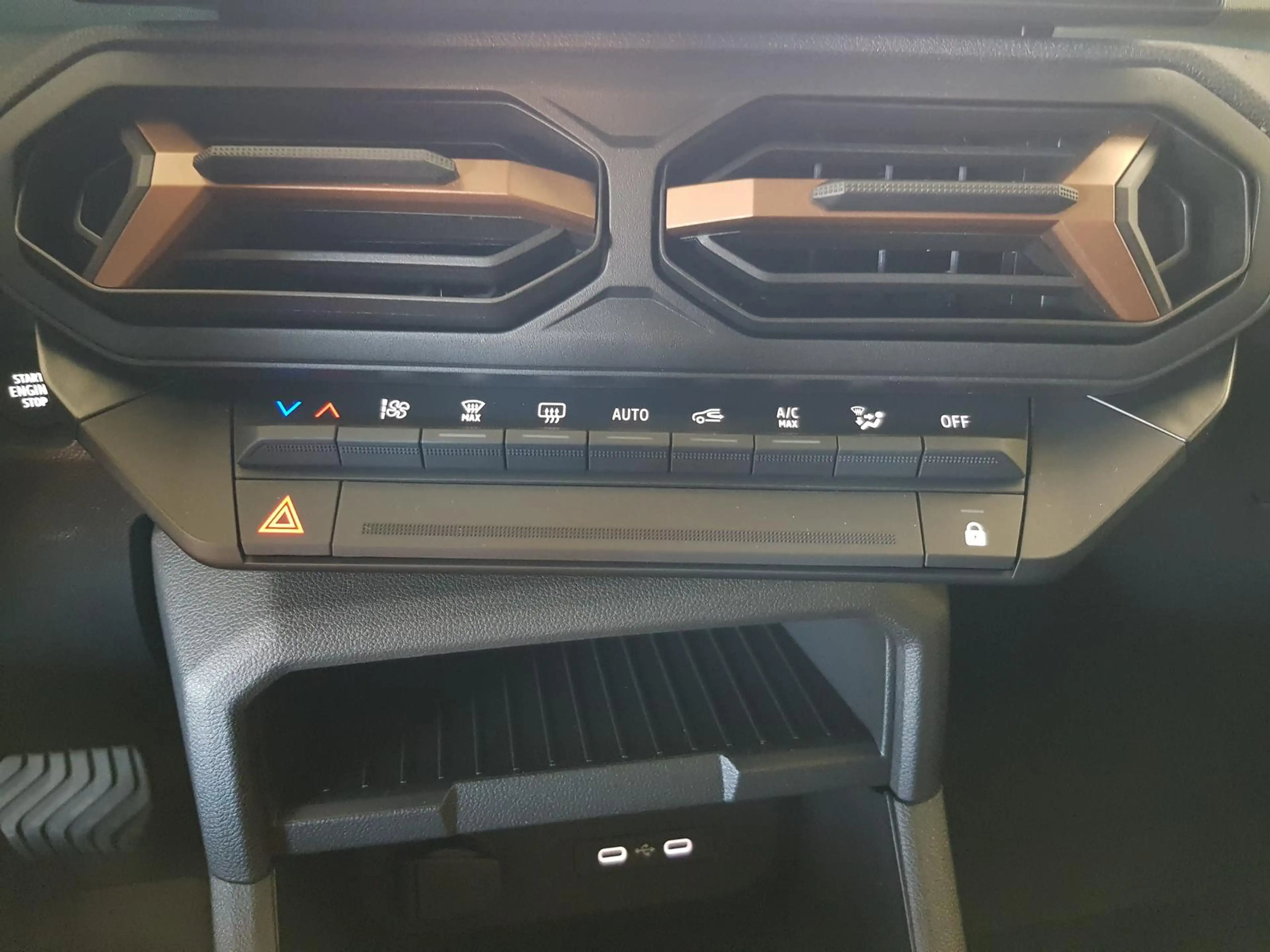 Dacia Duster Hybrid-G 150 4X4 Autom. EXTR. Navi Kamera — photo 13