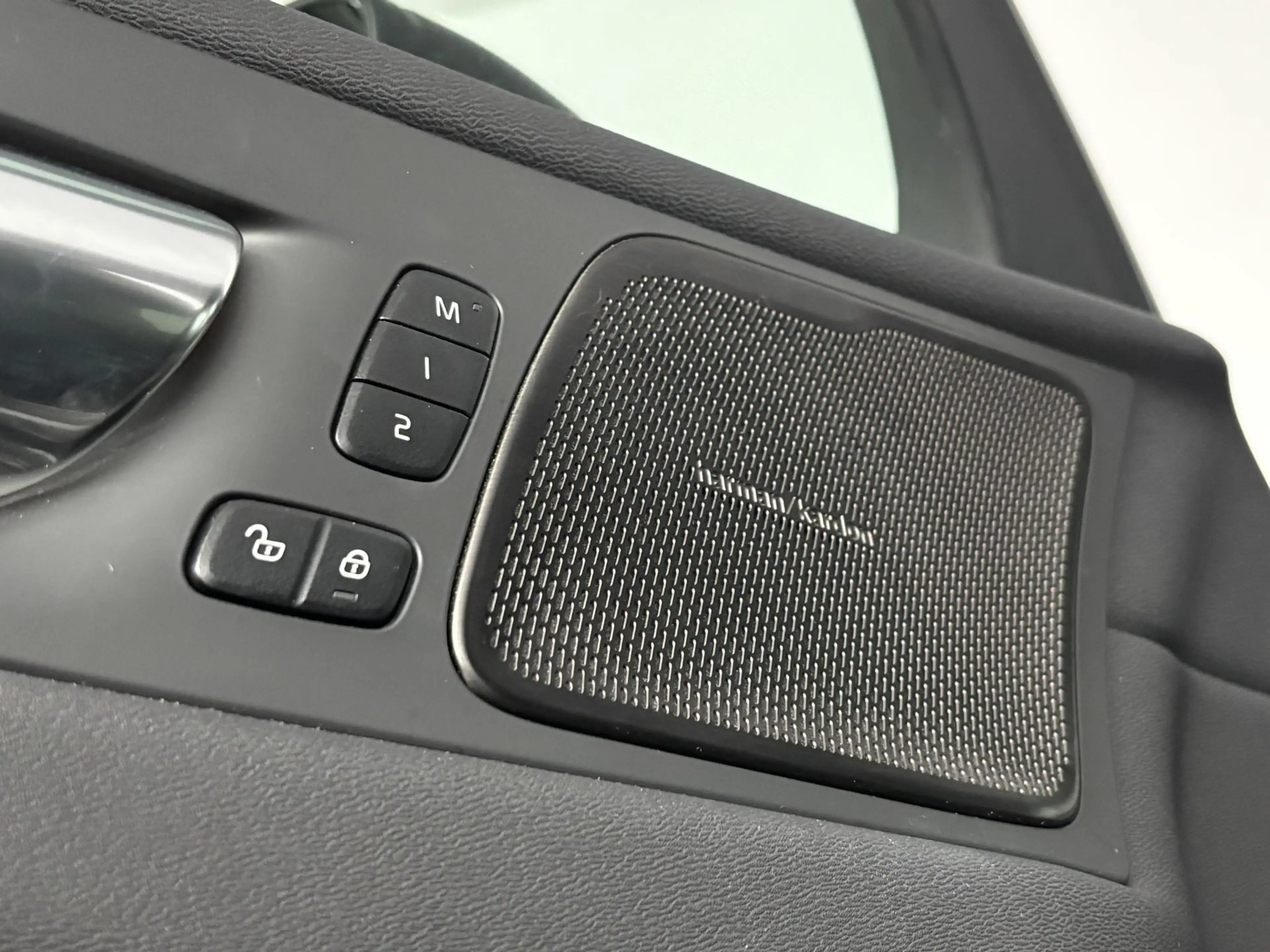 Volvo XC60 2.0 T6 Plug-in hybrid AWD Plus Black Edition | ele — photo 18