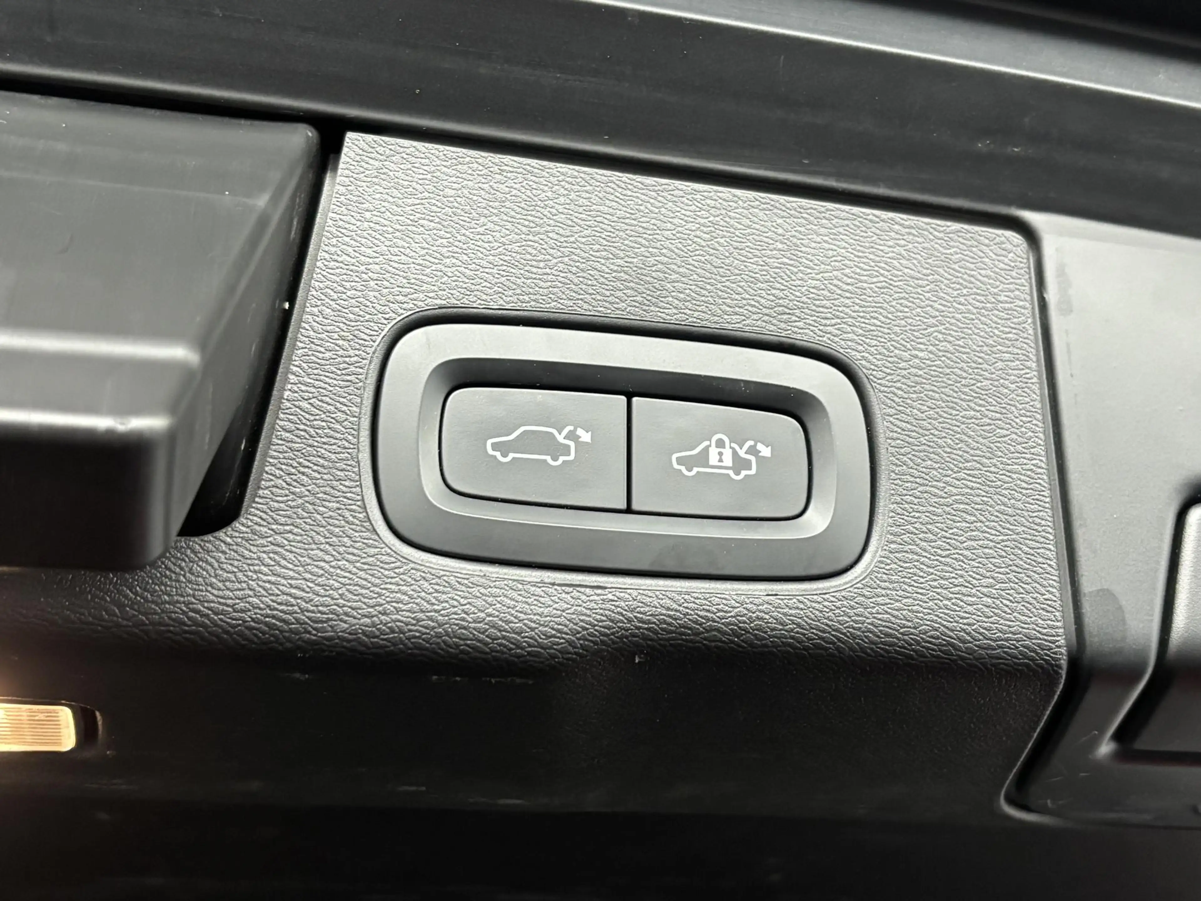 Volvo XC60 2.0 T6 Plug-in hybrid AWD Plus Black Edition | ele — photo 12