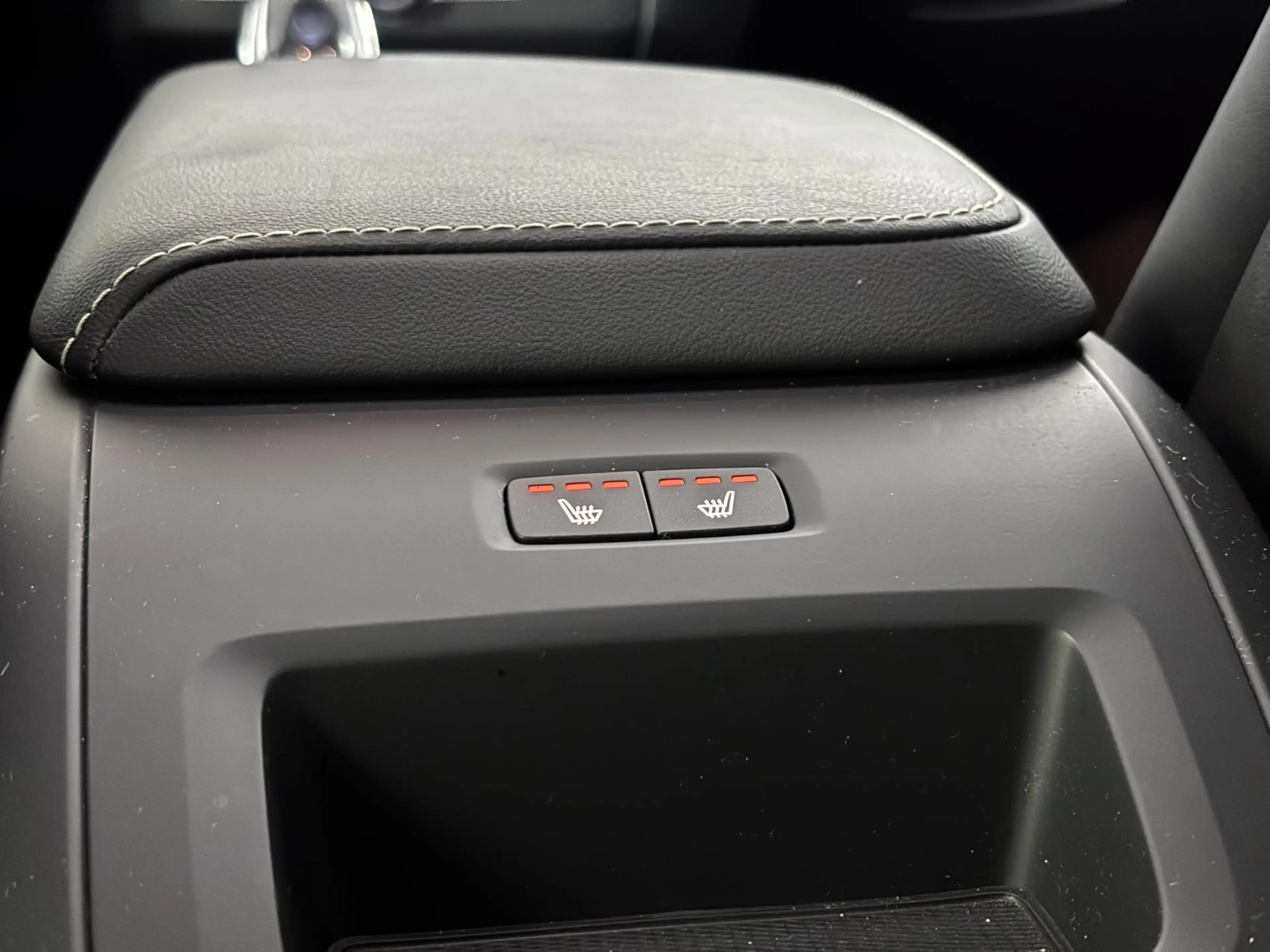 Volvo XC60 2.0 T6 Plug-in hybrid AWD Plus Black Edition | ele — photo 17