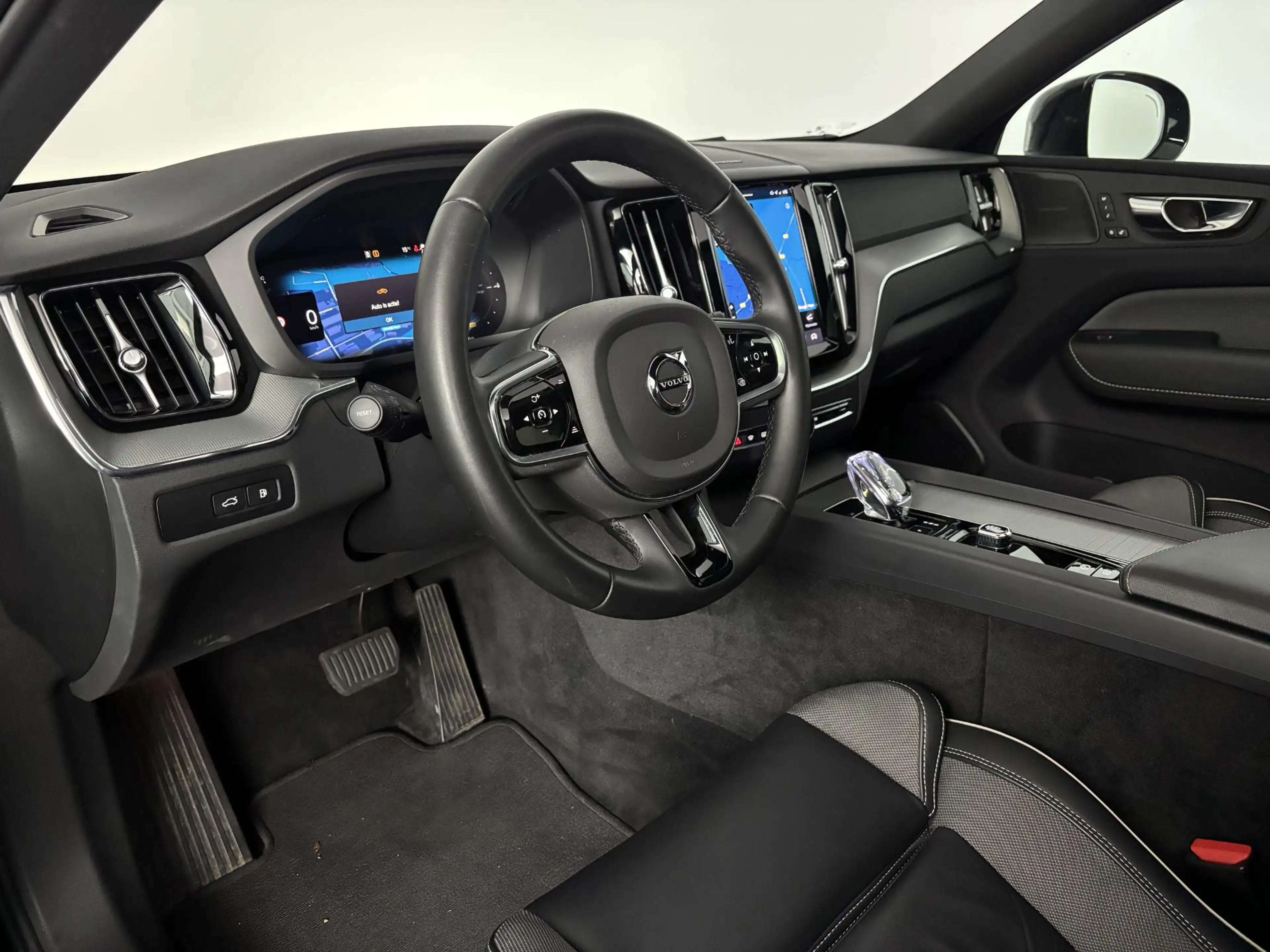 Volvo XC60 2.0 T6 Plug-in hybrid AWD Plus Black Edition | ele — photo 2