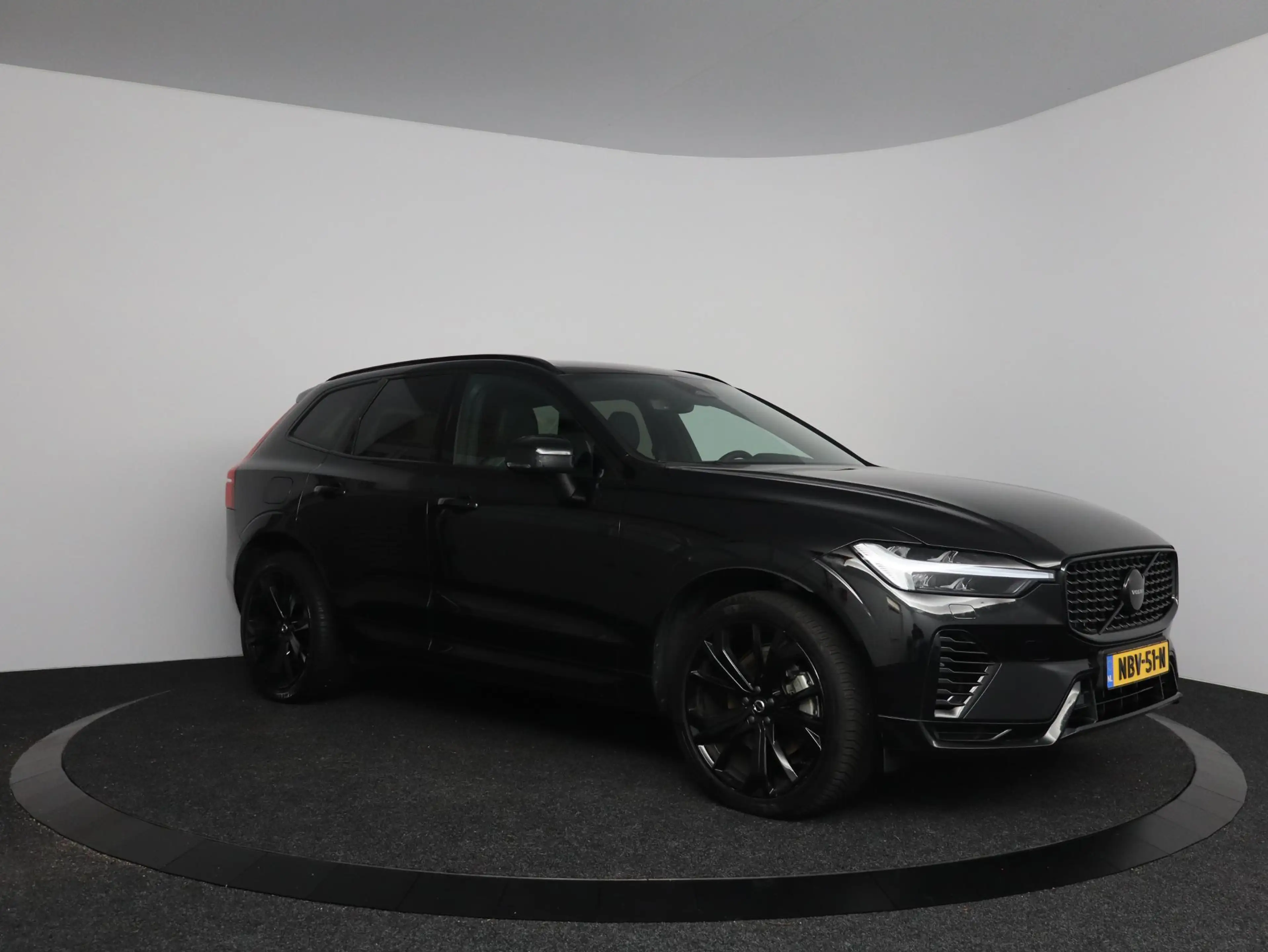 Volvo XC60 2.0 T6 Plug-in hybrid AWD Plus Black Edition | ele — photo 6