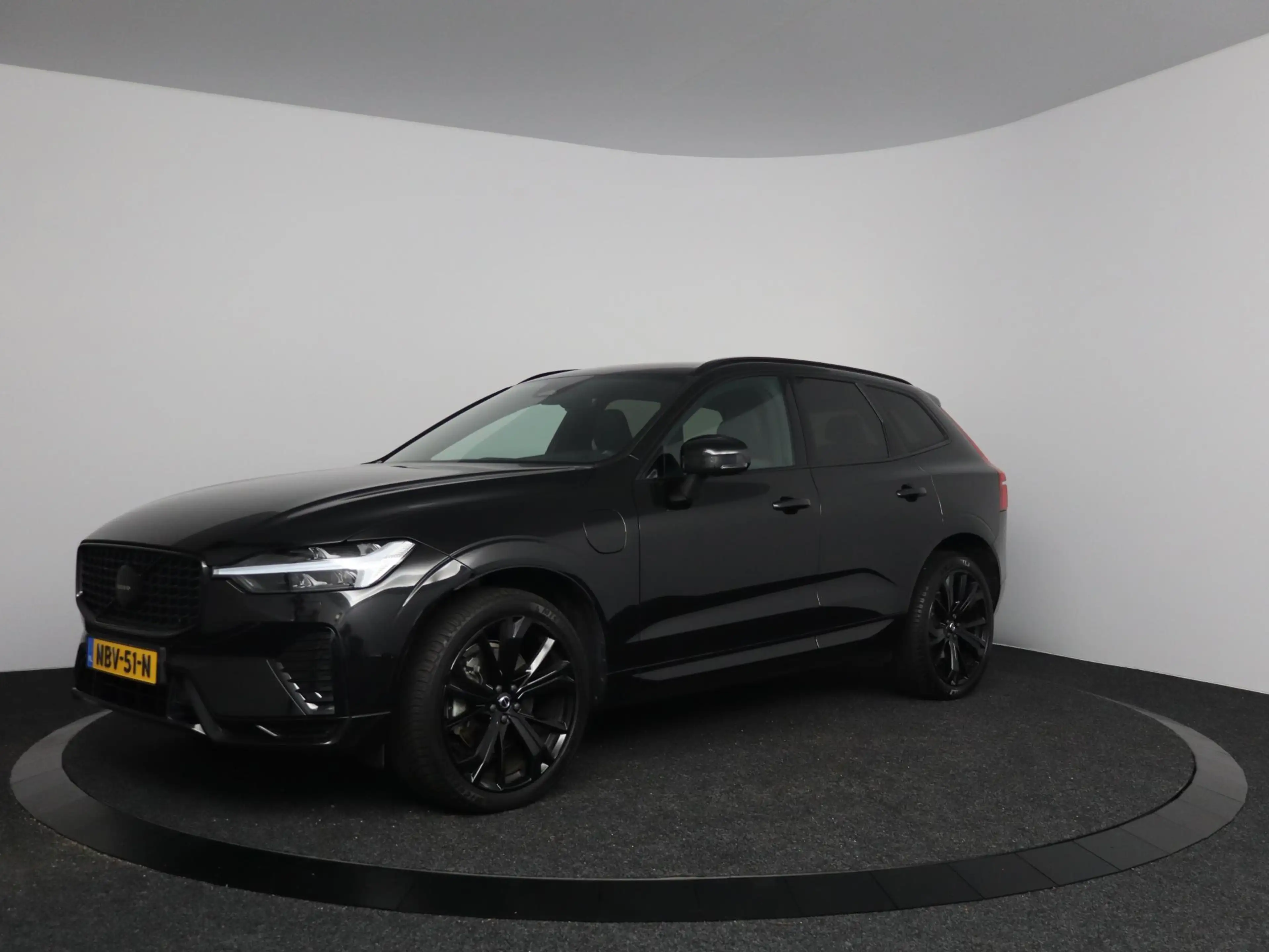 Volvo XC60 2.0 T6 Plug-in hybrid AWD Plus Black Edition | ele — photo 4