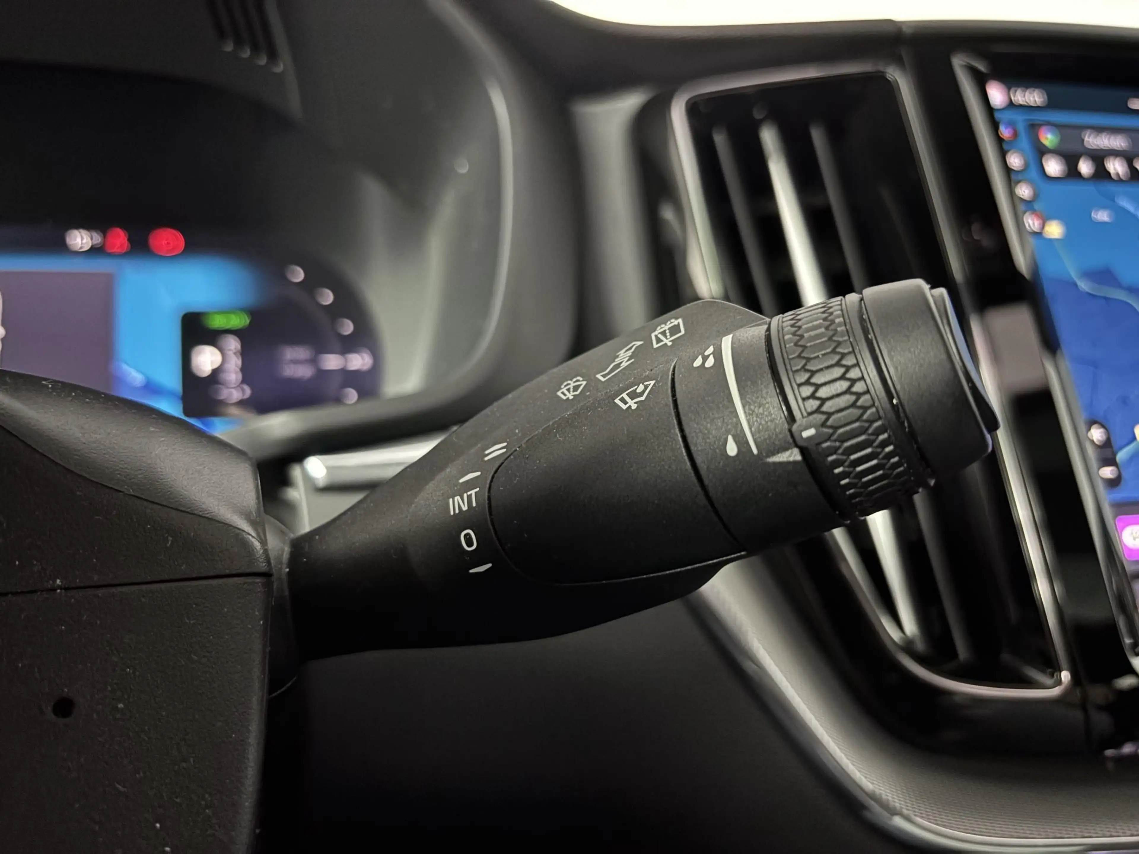 Volvo XC60 2.0 T6 Plug-in hybrid AWD Plus Black Edition | ele — photo 26