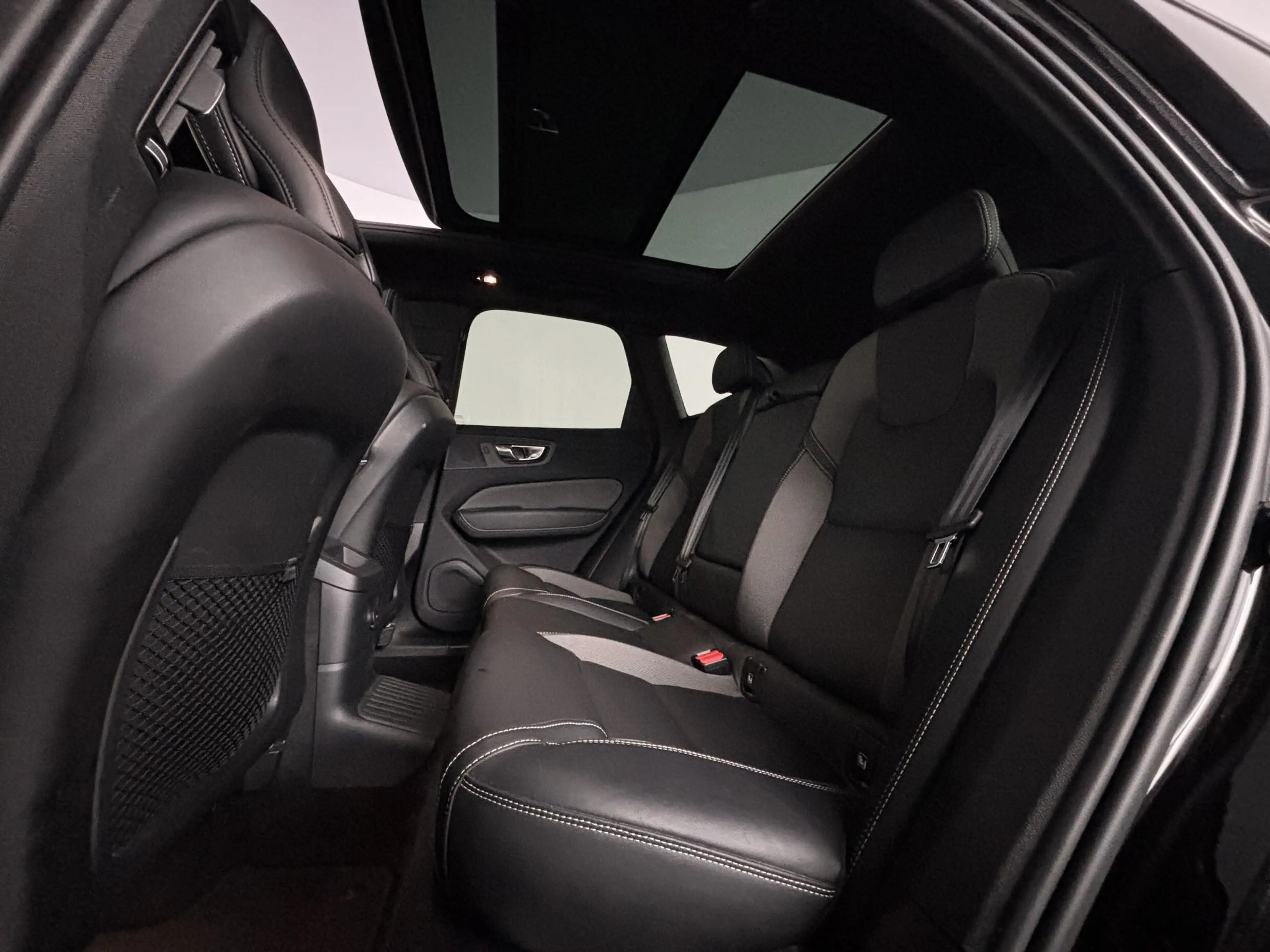 Volvo XC60 2.0 T6 Plug-in hybrid AWD Plus Black Edition | ele — photo 16