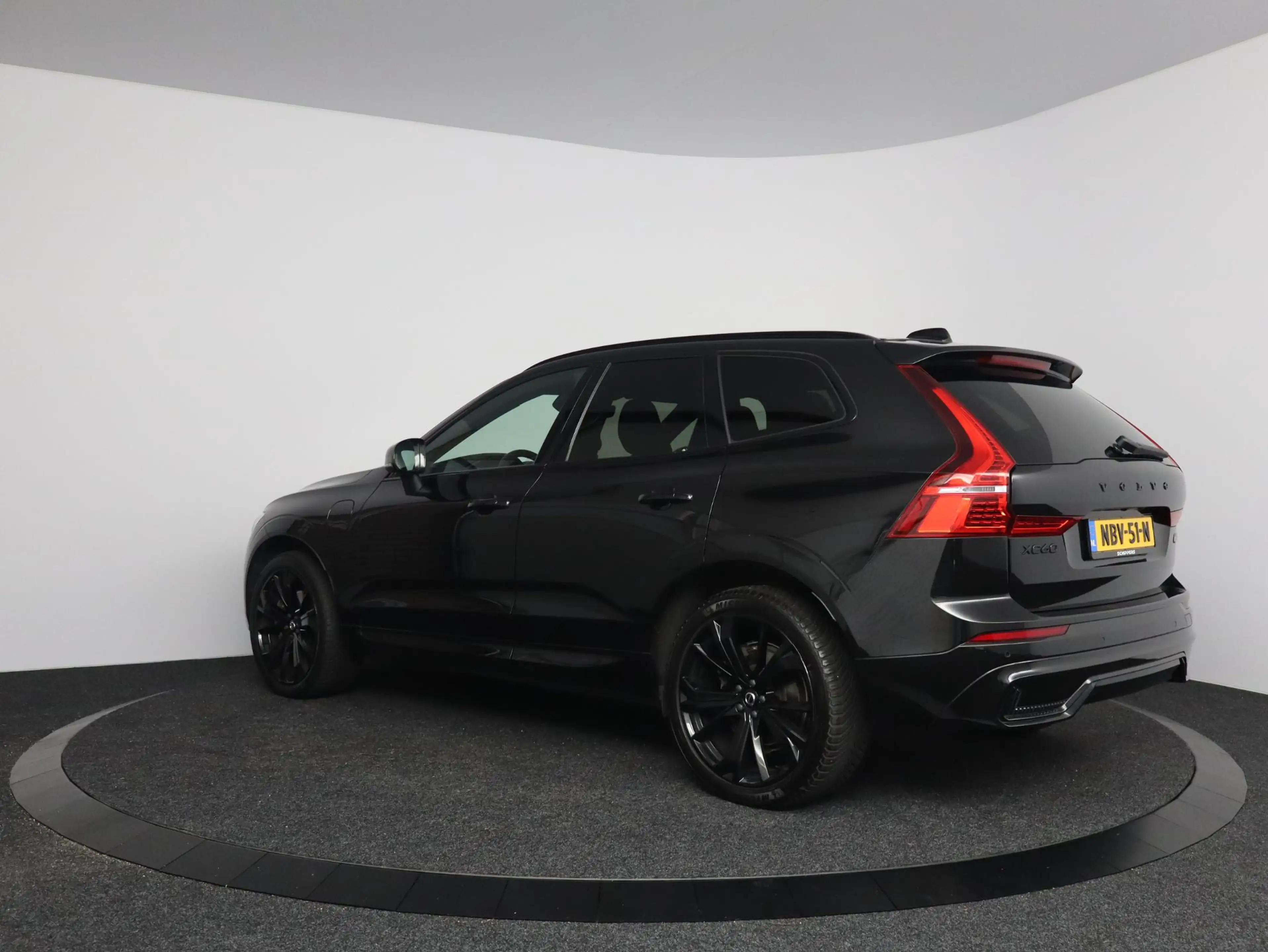 Volvo XC60 2.0 T6 Plug-in hybrid AWD Plus Black Edition | ele — photo 13
