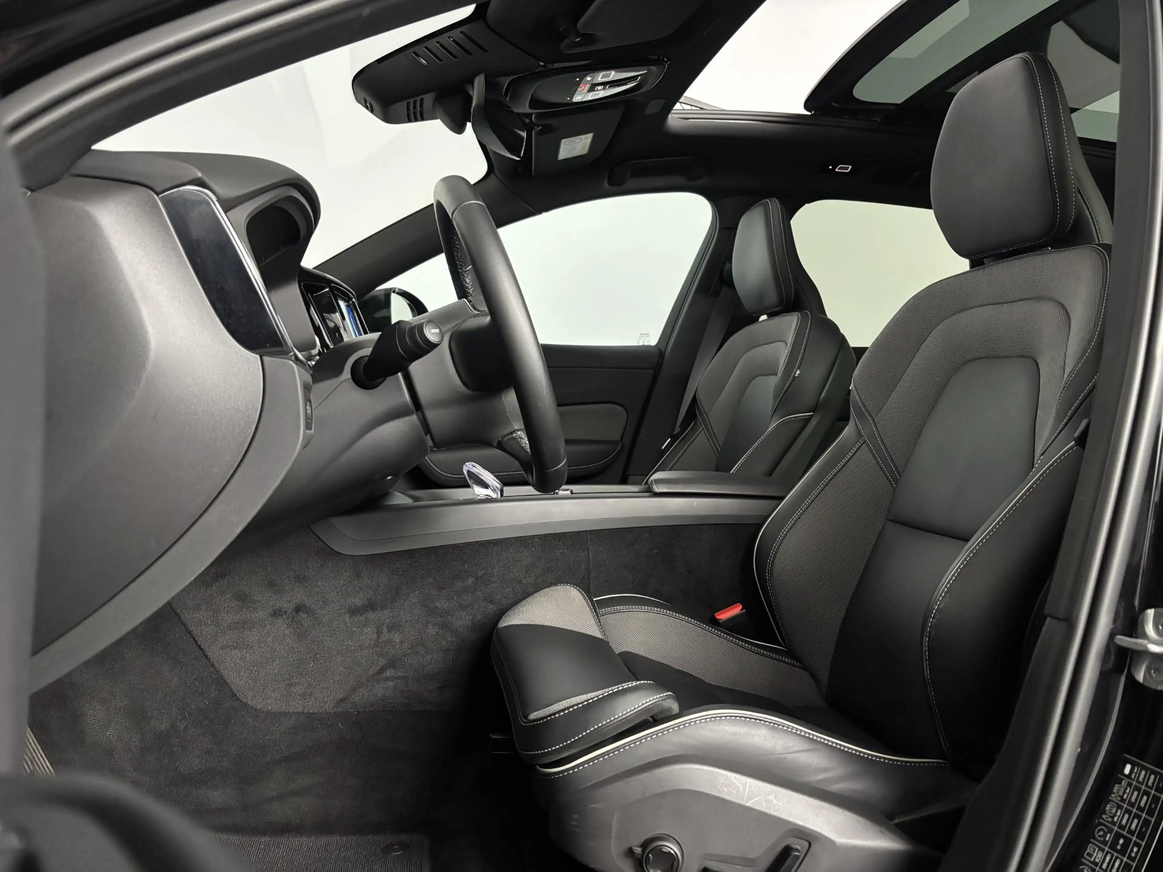 Volvo XC60 2.0 T6 Plug-in hybrid AWD Plus Black Edition | ele — photo 3
