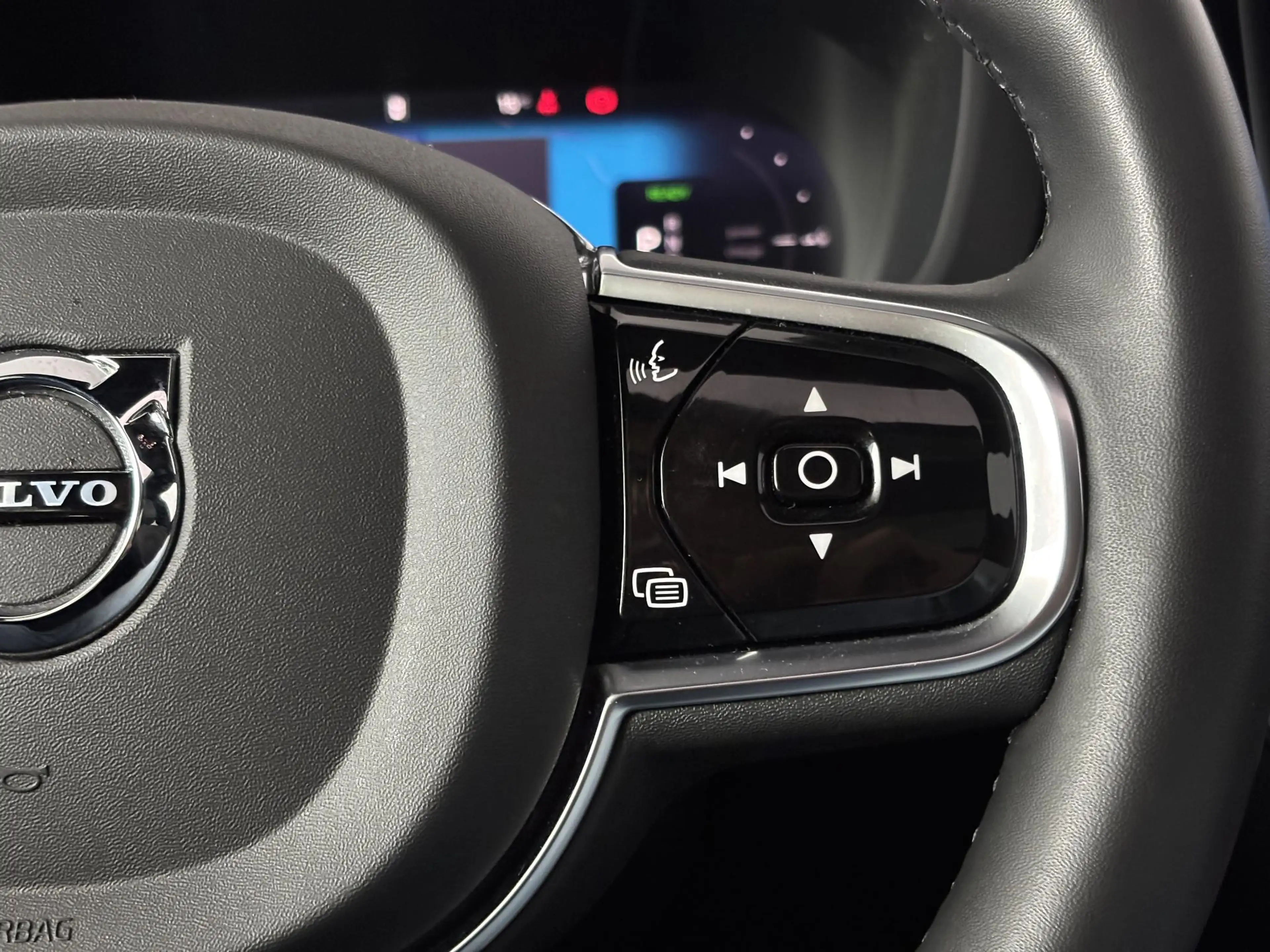 Volvo XC60 2.0 T6 Plug-in hybrid AWD Plus Black Edition | ele — photo 25