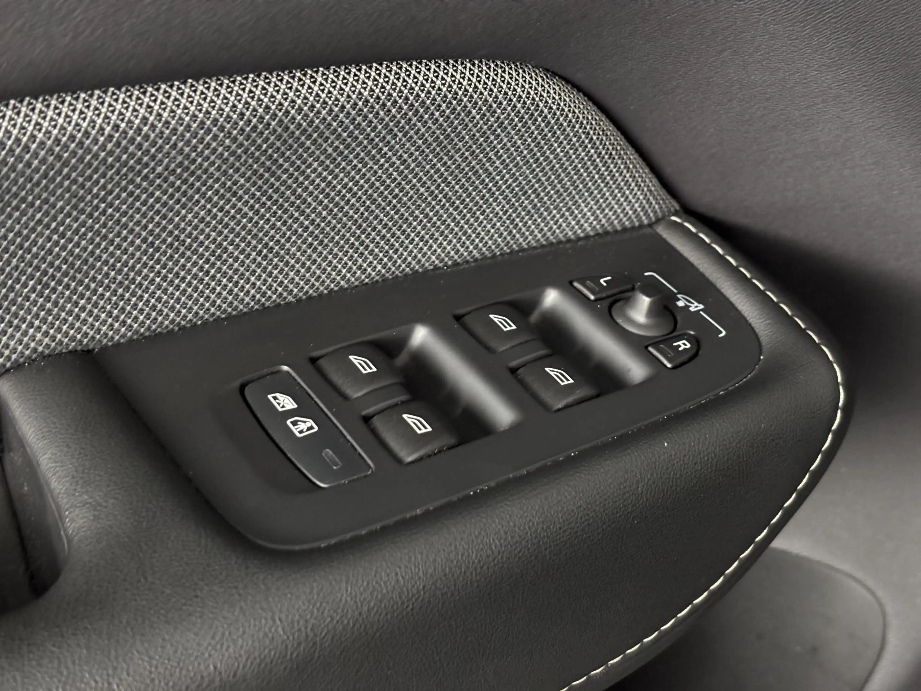 Volvo XC60 2.0 T6 Plug-in hybrid AWD Plus Black Edition | ele — photo 21