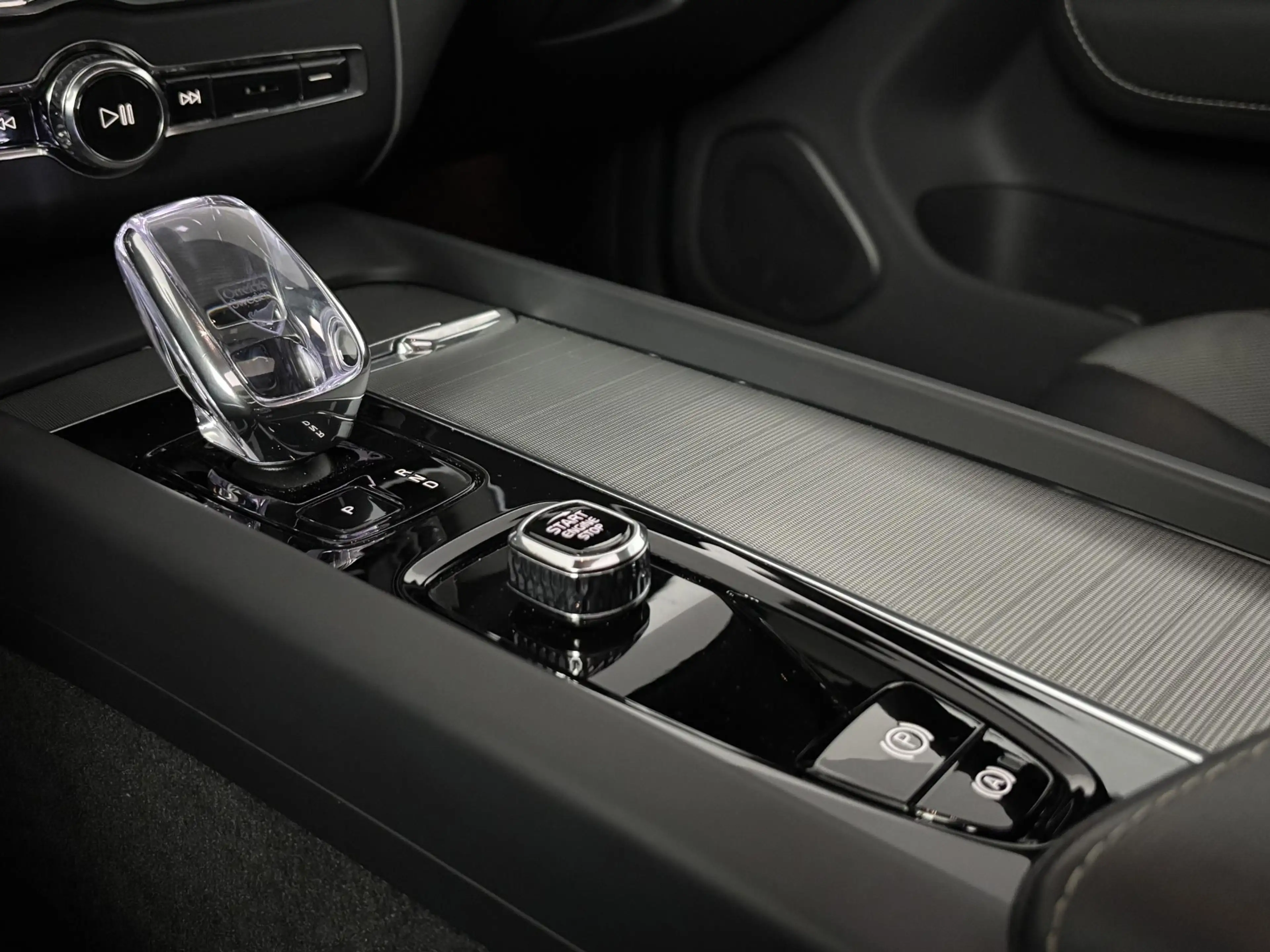 Volvo XC60 2.0 T6 Plug-in hybrid AWD Plus Black Edition | ele — photo 35