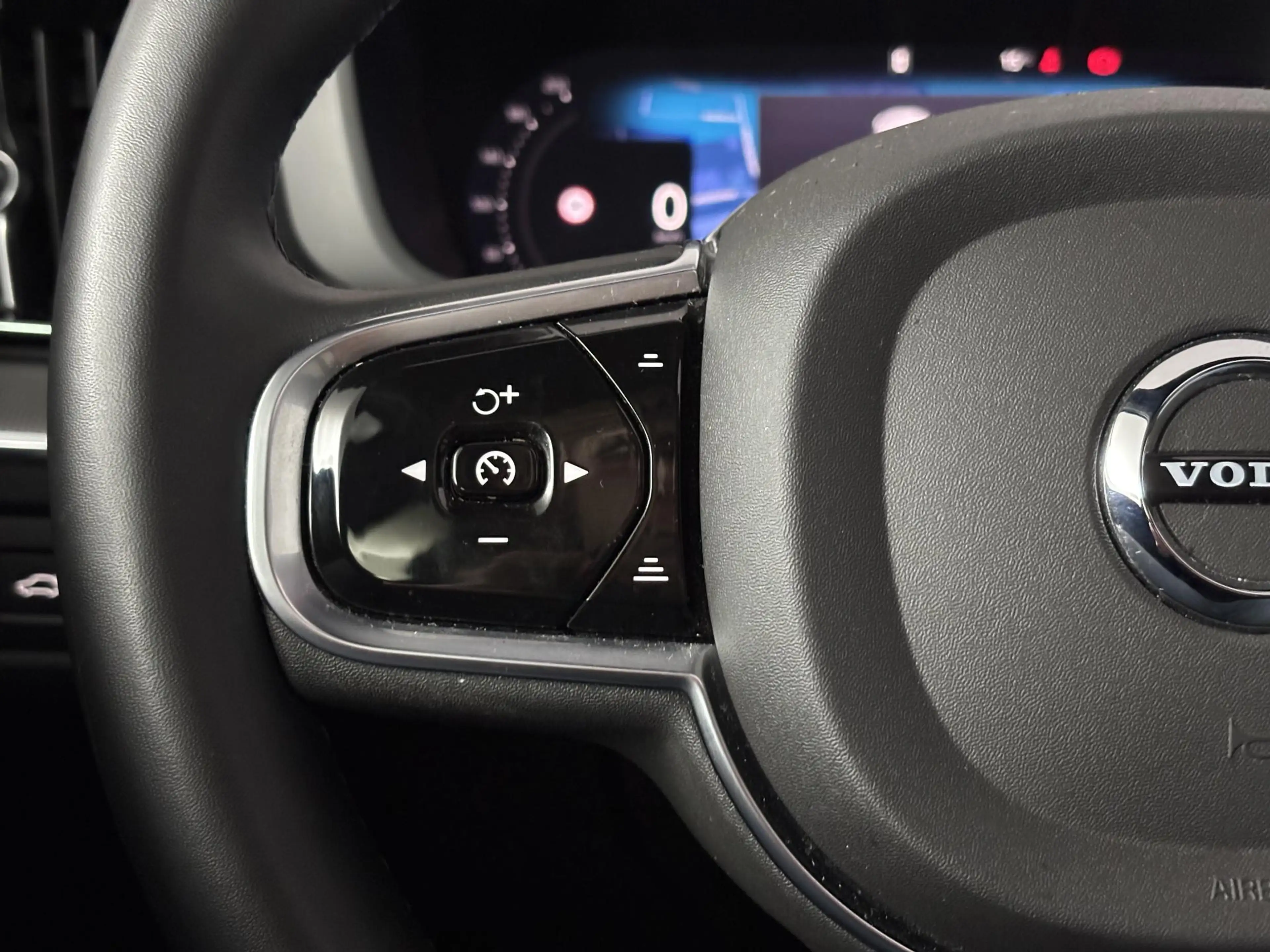 Volvo XC60 2.0 T6 Plug-in hybrid AWD Plus Black Edition | ele — photo 23