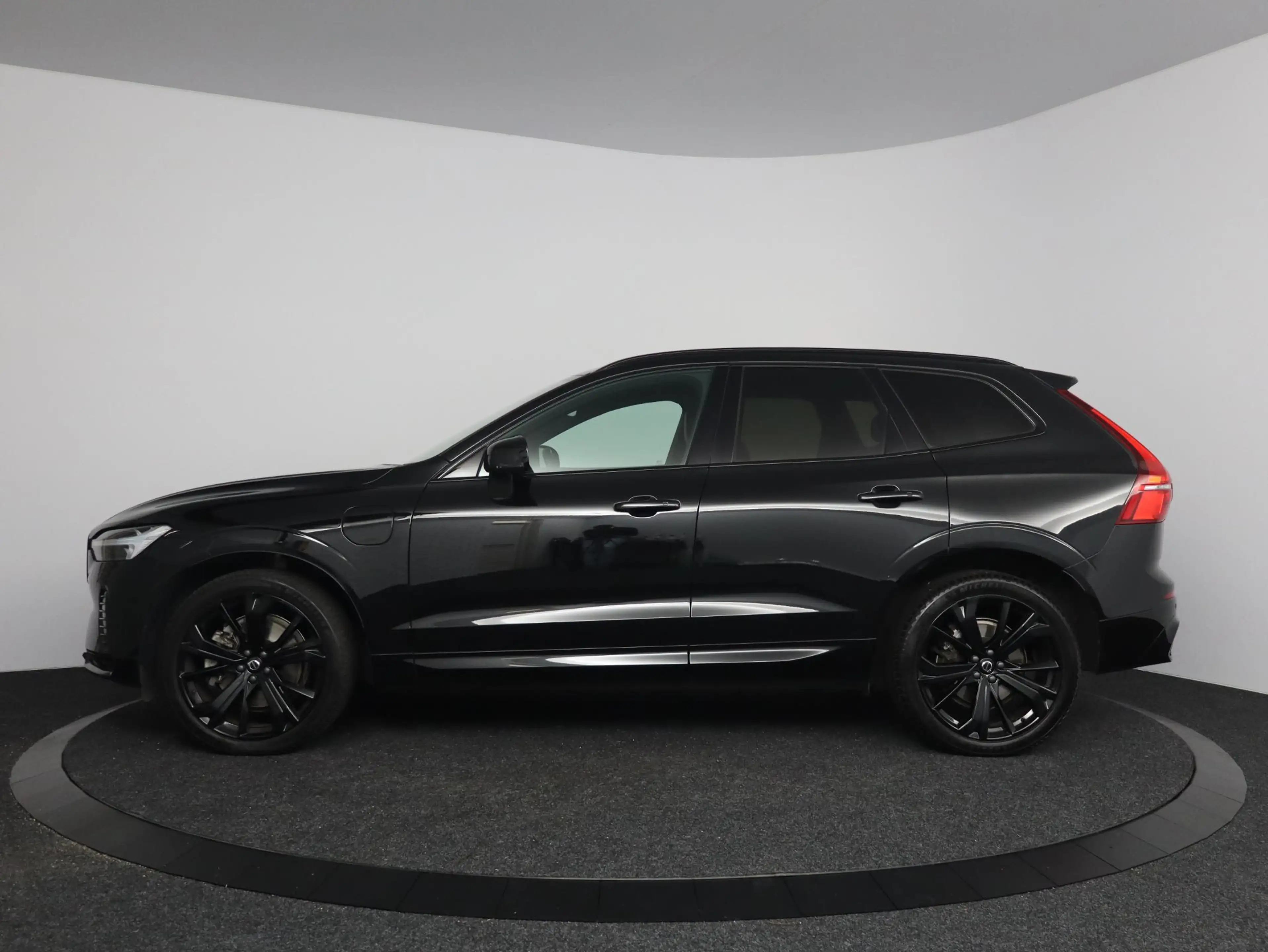 Volvo XC60 2.0 T6 Plug-in hybrid AWD Plus Black Edition | ele — photo 14