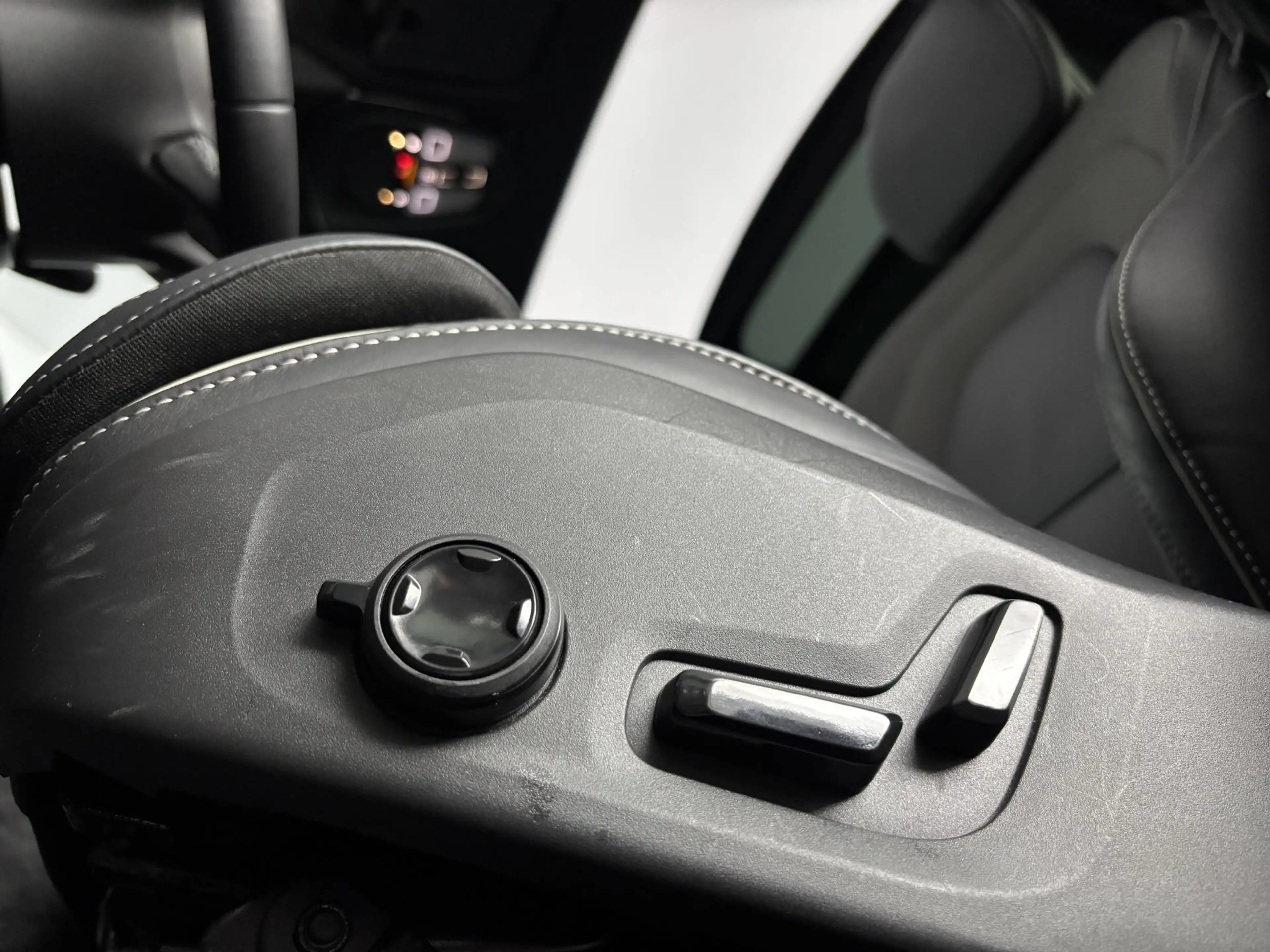 Volvo XC60 2.0 T6 Plug-in hybrid AWD Plus Black Edition | ele — photo 19
