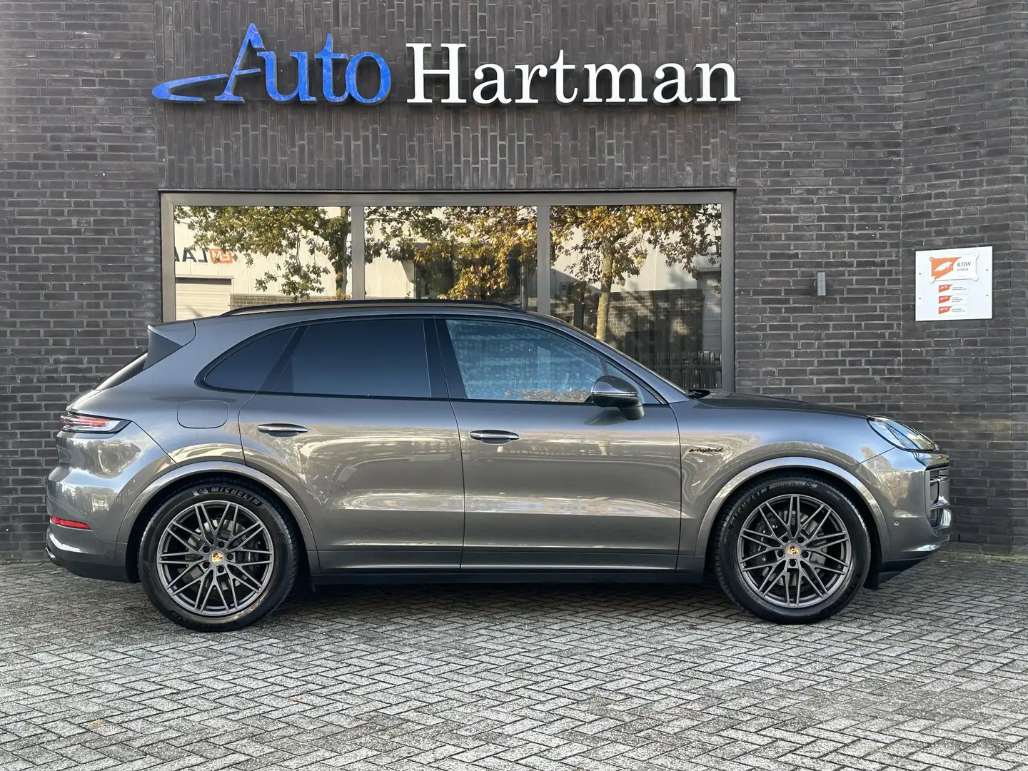 Porsche Cayenne 3.0 E-Hybrid SportDesign SPORTUITLAAT|PANO|SPORT-C Grijs - 2